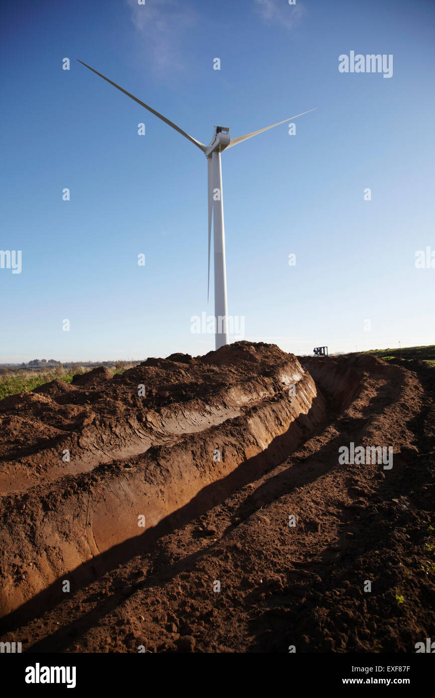 Wind turbine contre le ciel bleu Banque D'Images