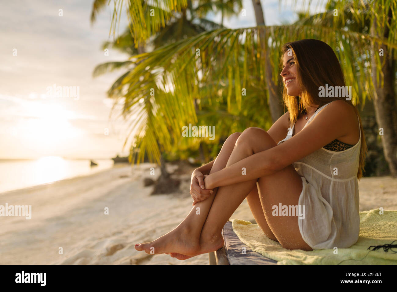 Jeune femme à la plage de Anda, Province de Bohol, Philippines Banque D'Images