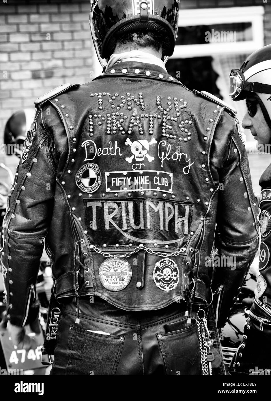 Veste en cuir Rockers couvert de clous, patchs et insignes. Tonne Jour, Jacks Hill Cafe, Northamptonshire, en Angleterre. Monochrome Banque D'Images