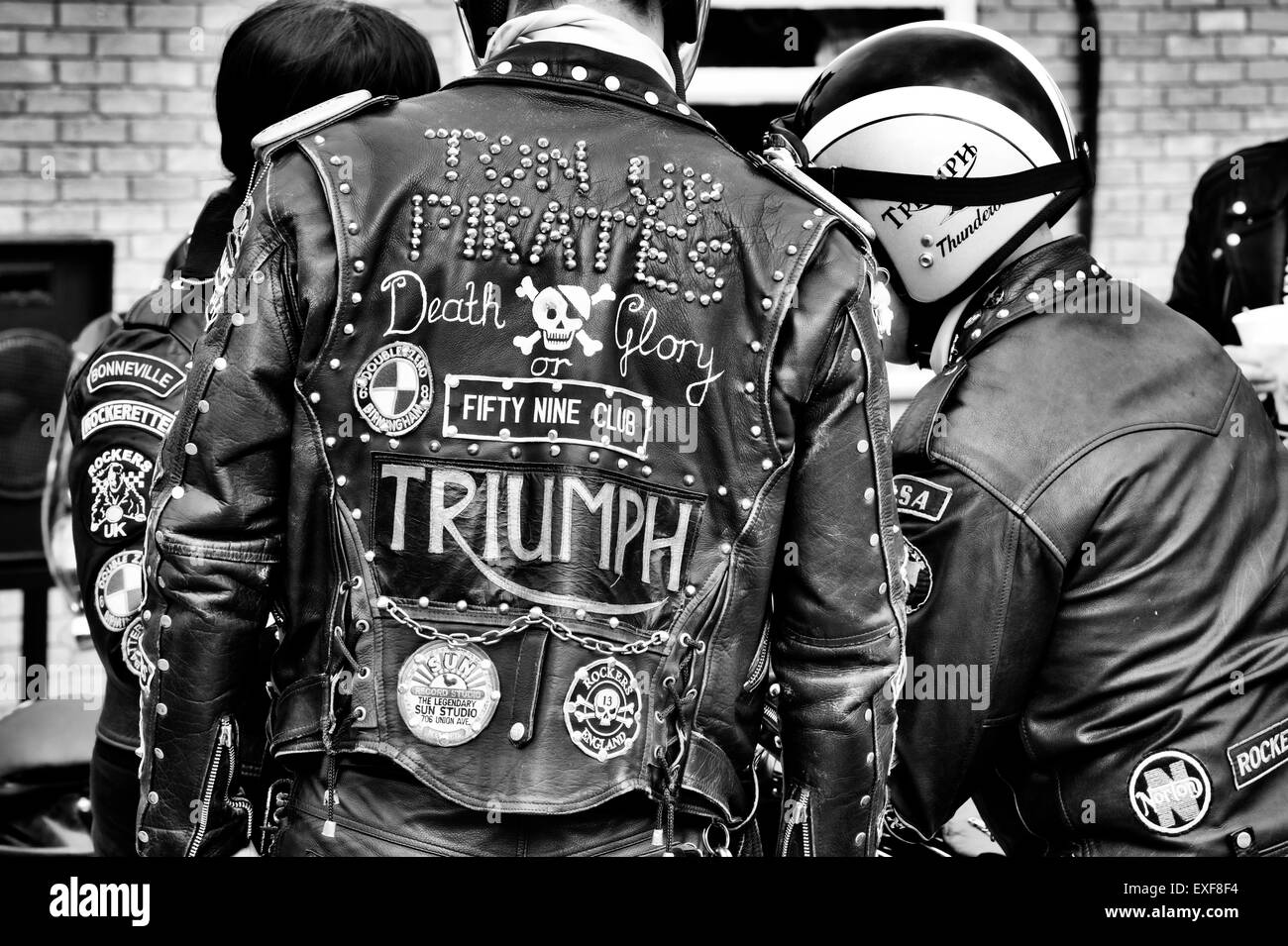Veste en cuir Rockers couvert de clous, patchs et insignes. Tonne Jour, Jacks Hill Cafe, Northamptonshire, en Angleterre. Monochrome Banque D'Images