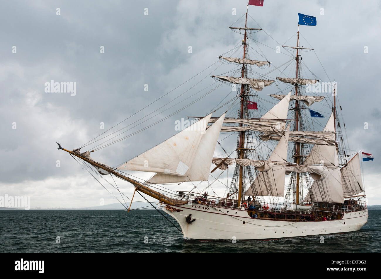 Un navire de classe quitte le Europa de Belfast pour démarrer la course des grands voiliers 2015 Banque D'Images