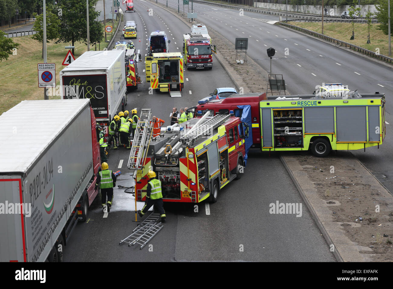 A406 North Circular près de Colney Hatch Lane, au Royaume-Uni. Le 13 juillet, 2015. Les services d'urgence sur les lieux - la London Fire Brigade, Ambulance, London Air Ambulance et de la police a répondu à une grave collision sur l'A406 North Circular près de Colney Hatch Lane dans l'après-midi du 13 juillet 2015 : Crédit Finn Nocher/Alamy Live News Banque D'Images