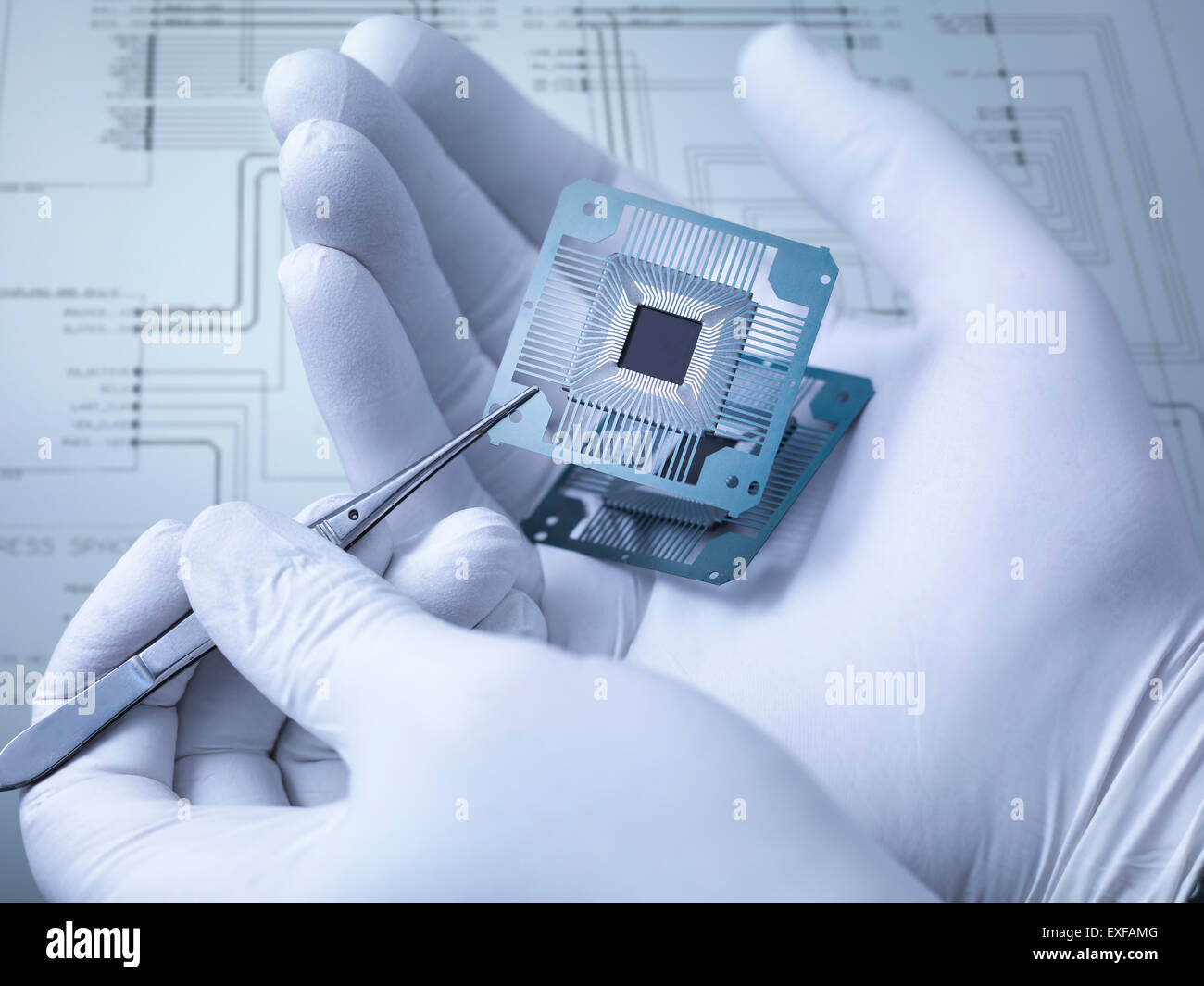 Composants électroniques qui s'est tenue dans la main en laboratoire, Close up Banque D'Images
