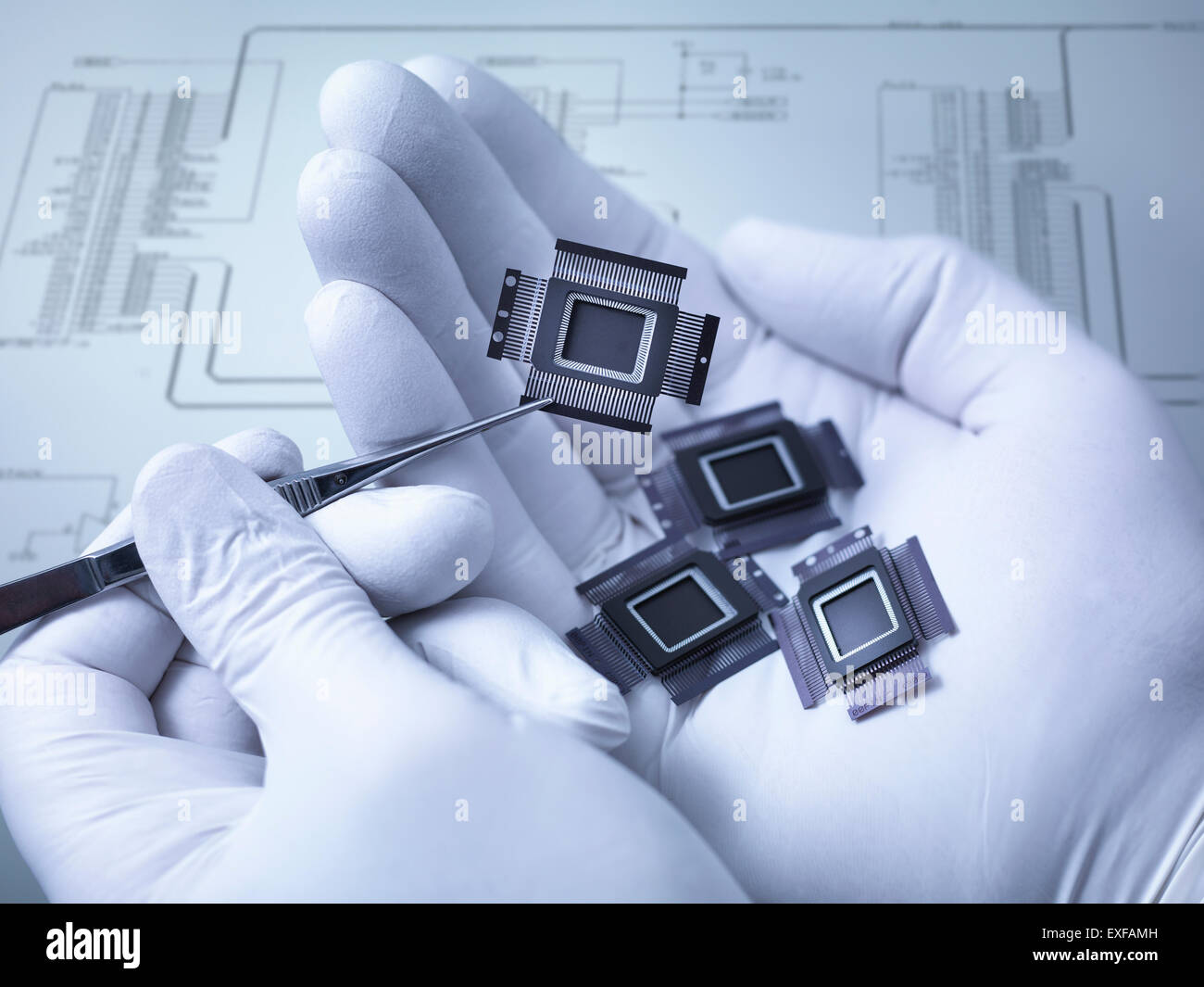 Composants électroniques qui s'est tenue dans la main en laboratoire, Close up Banque D'Images