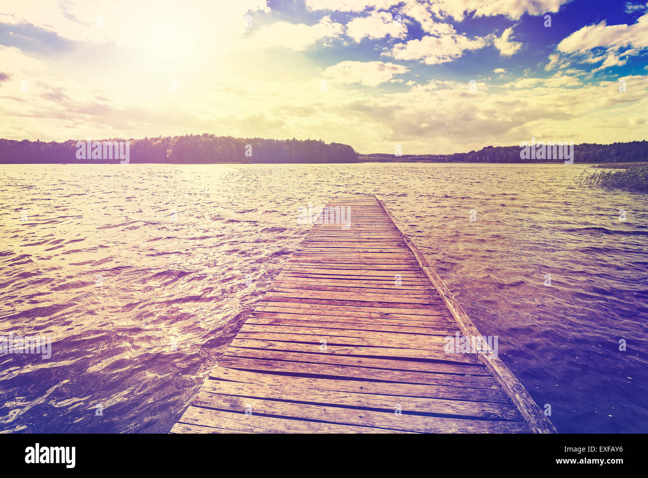Tons vintage photo de beau coucher de soleil sur le lac, Ostromecko en Pologne. Banque D'Images