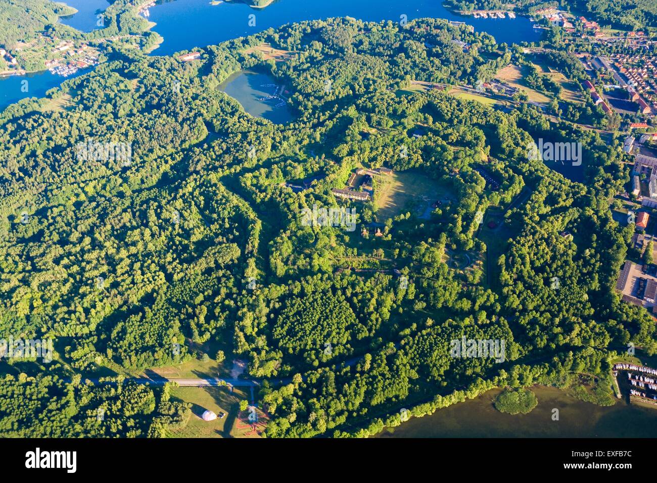 Vue aérienne de stratégiquement situé entre les lacs Niegocin et Kisajno - Boyen fief, Gizycko, Pologne Banque D'Images