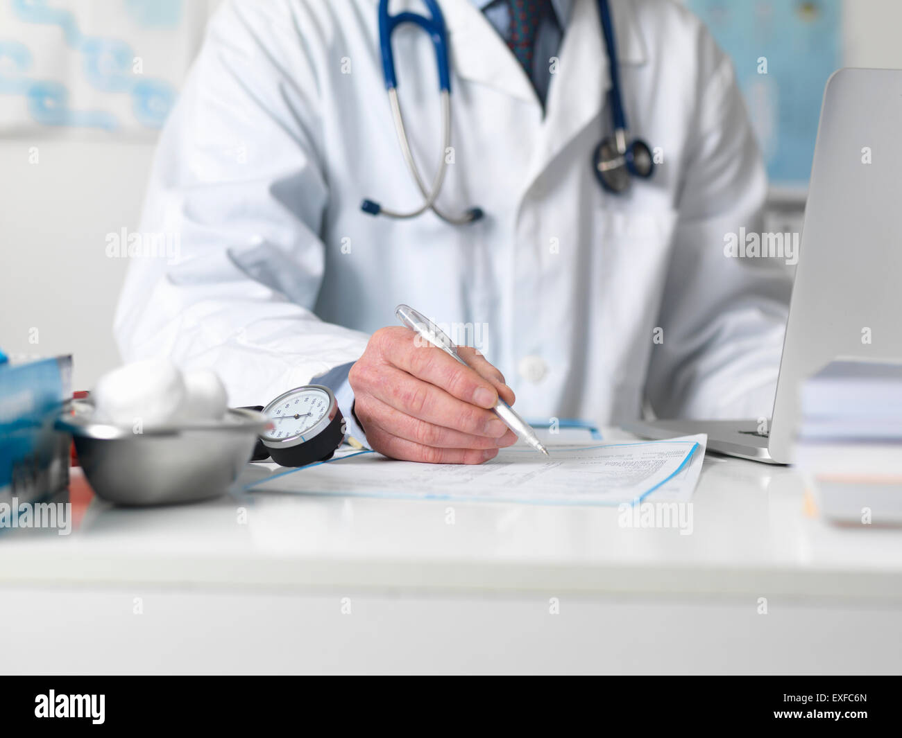 Médecin contrôle des notes médicales avant de prescrire un traitement Banque D'Images