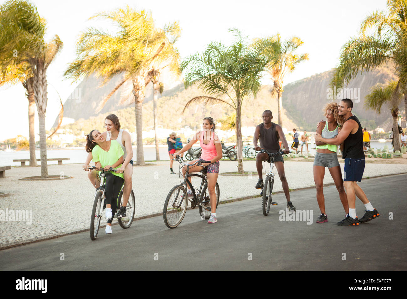 Amis adultes en formation park sur les bicyclettes, Rio de Janeiro, Brésil Banque D'Images