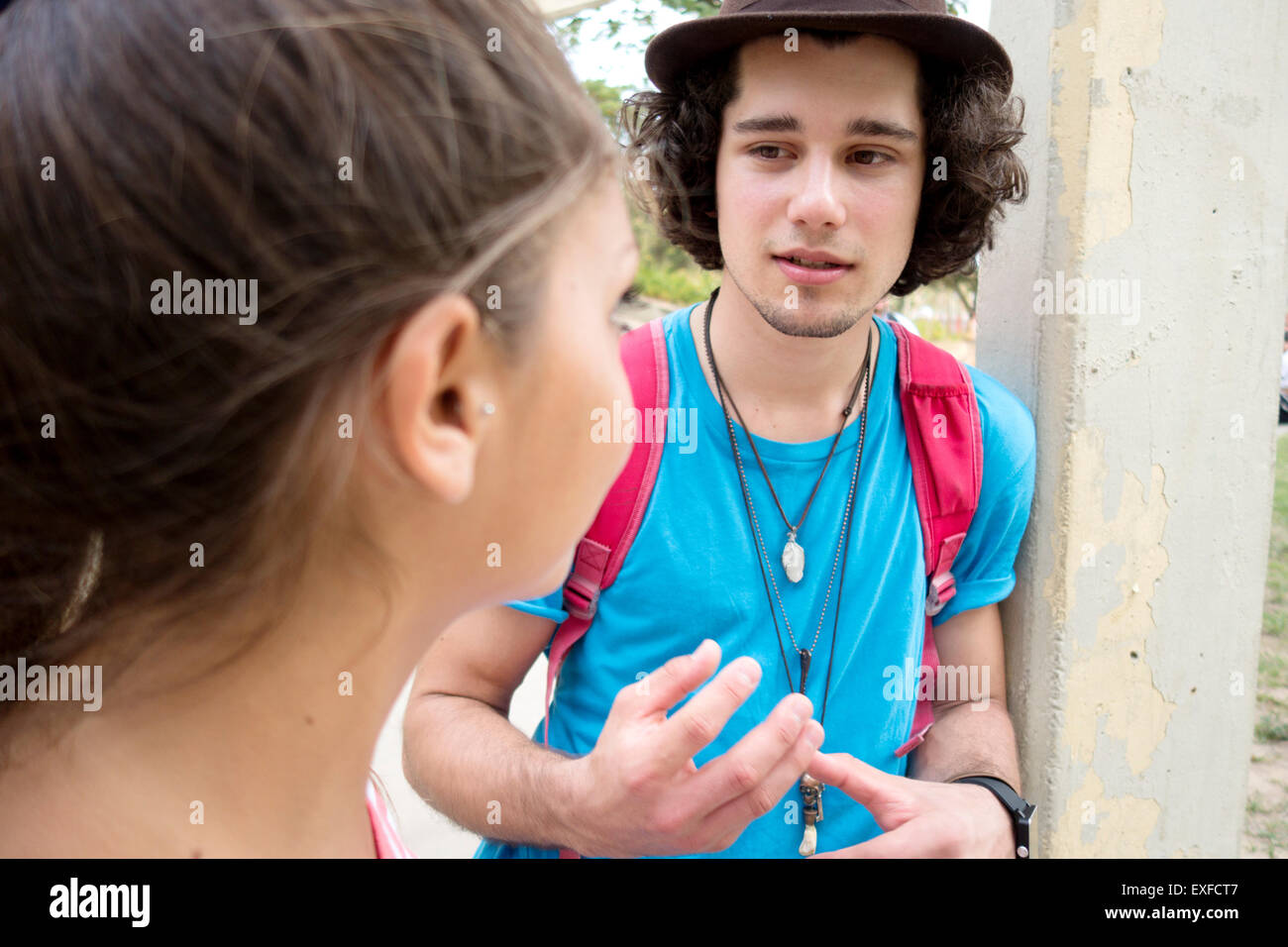 Couple talking outdoors Banque D'Images