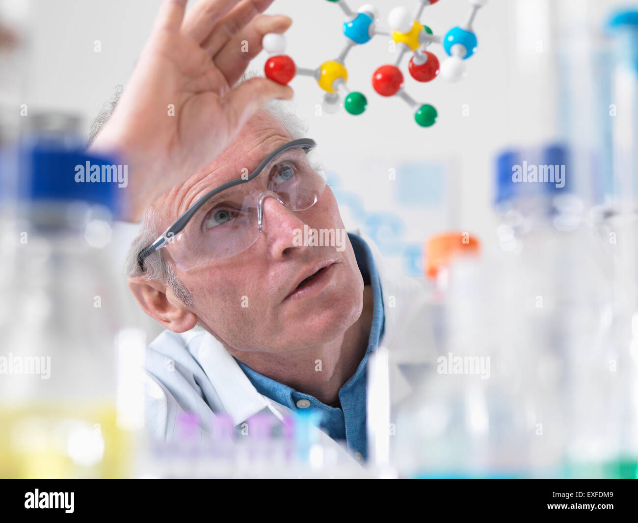 Visualisation scientifique modèle moléculaire d'une formule chimique dans un laboratoire Banque D'Images