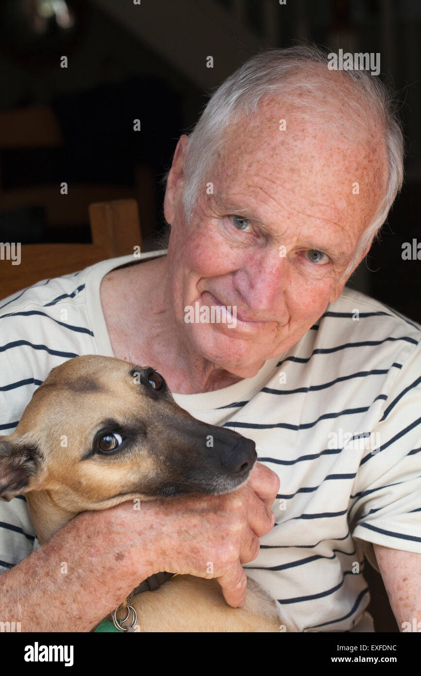 Senior man holding dog Banque D'Images