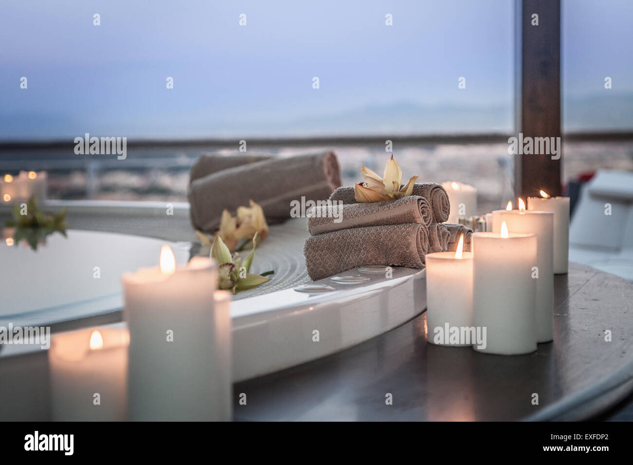 Baignoire et des bougies dans chambre d'hôtel de luxe Banque D'Images