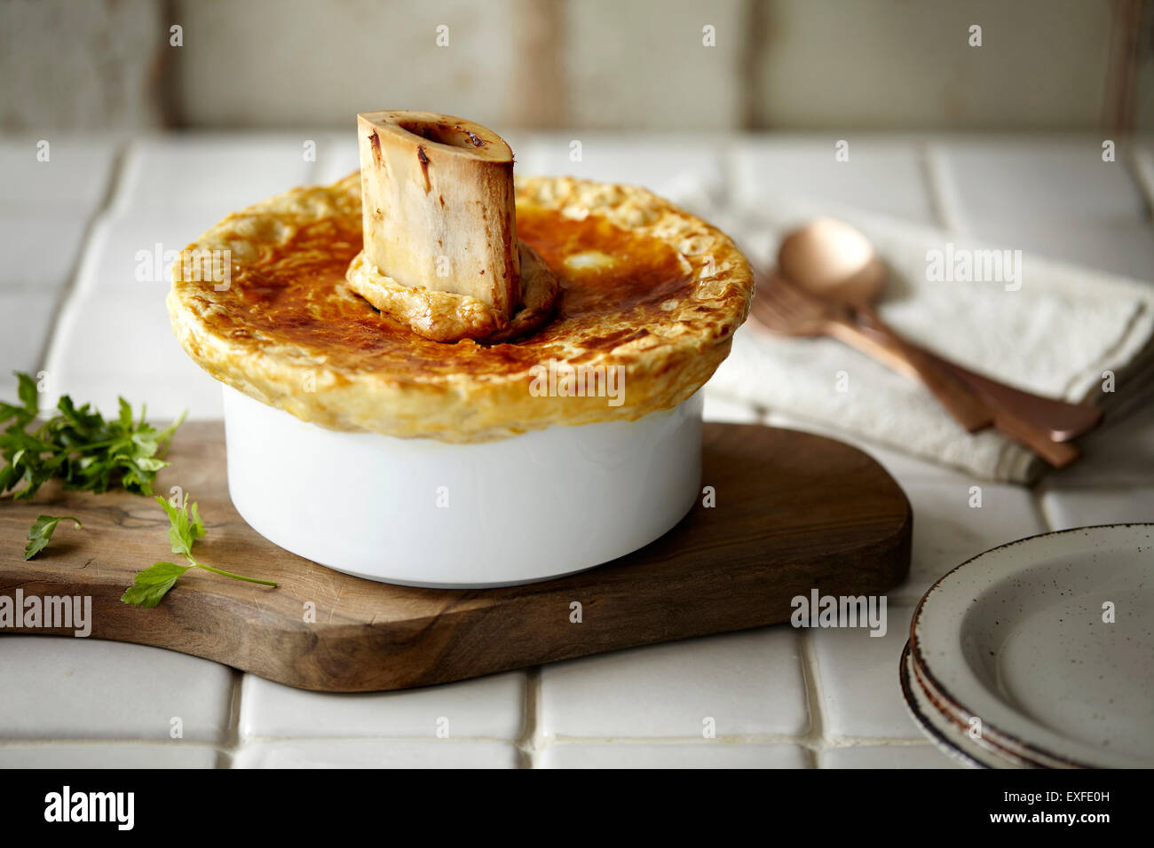 Pot Pie et herbes sur planche à découper Banque D'Images