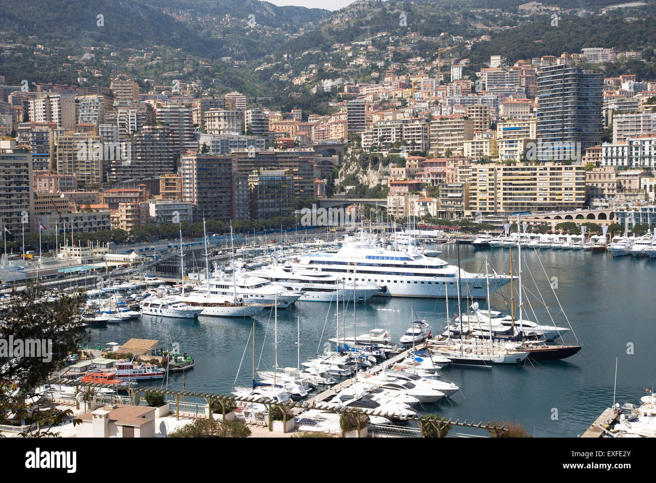Avis de yachts de luxe amarrés dans le port, Montecarlo, Monaco Banque D'Images