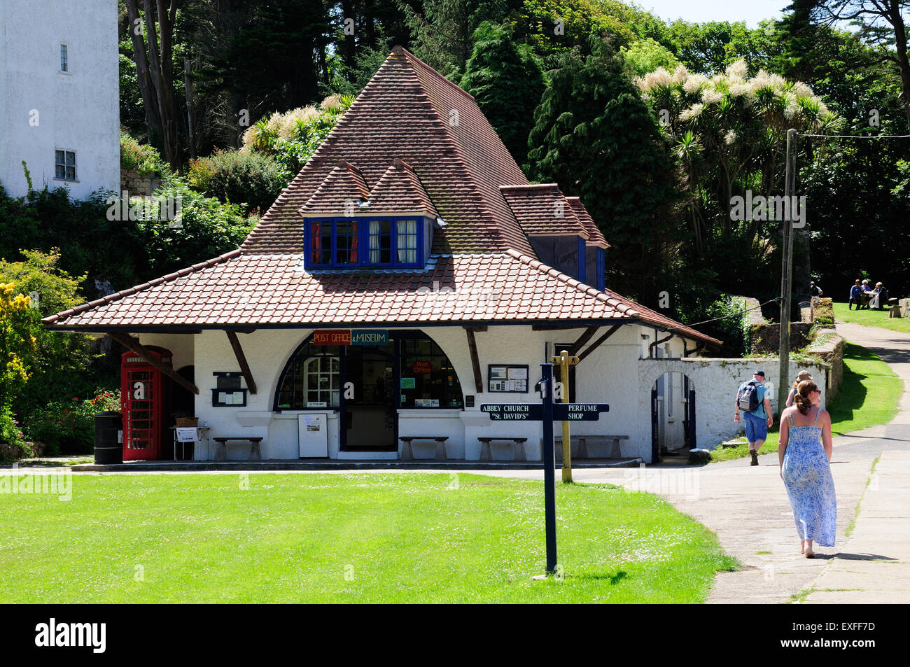 Bureau de poste et le bâtiment du Musée de l'île de Caldey Tenby, Pembrokeshire Wales Cymru UK G B Banque D'Images