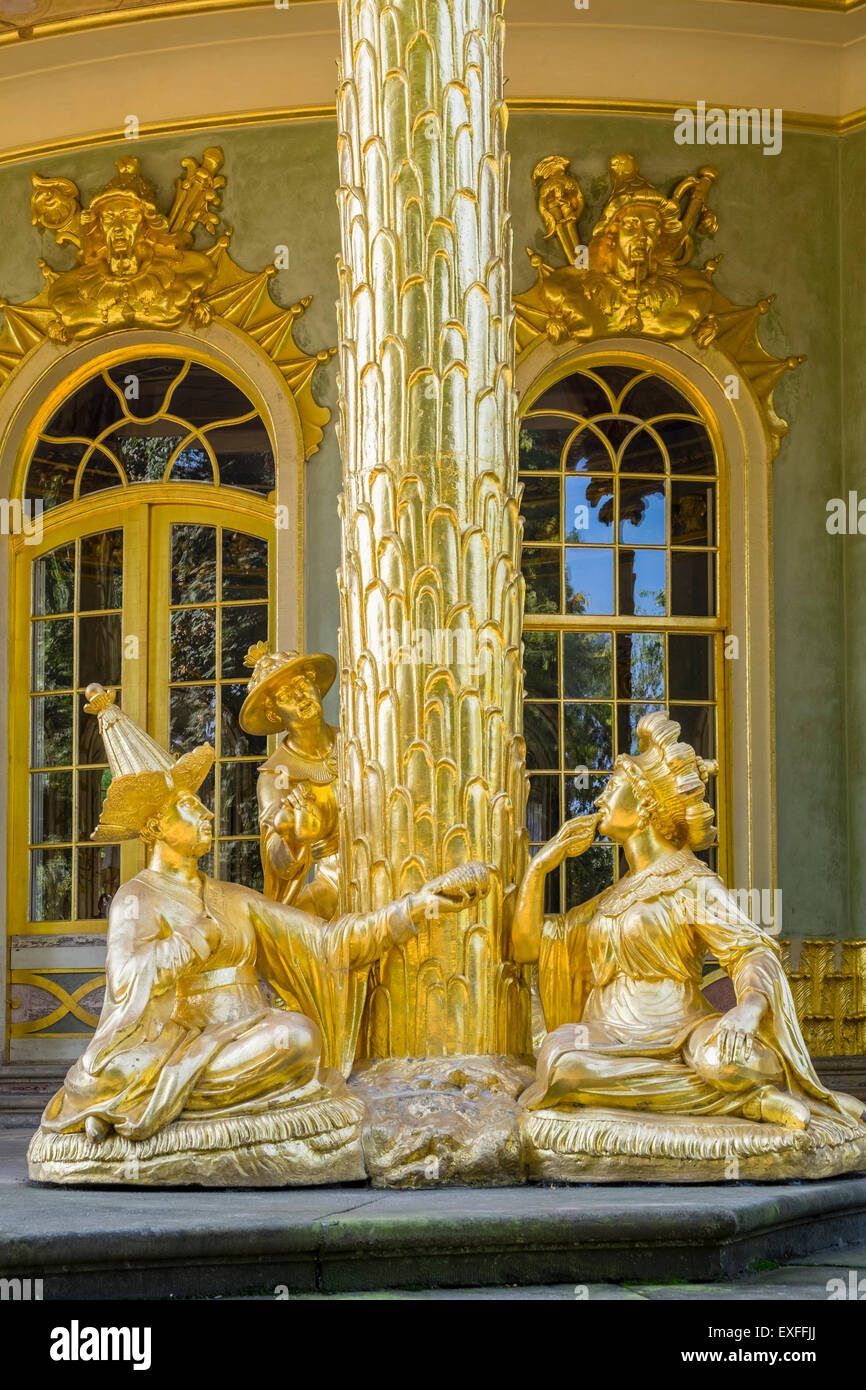 Statues dorées dans les jardins de thé chinois à Sanssouci Potsdam , Berlin, Allemagne site du patrimoine mondial de l'UNESCO Banque D'Images
