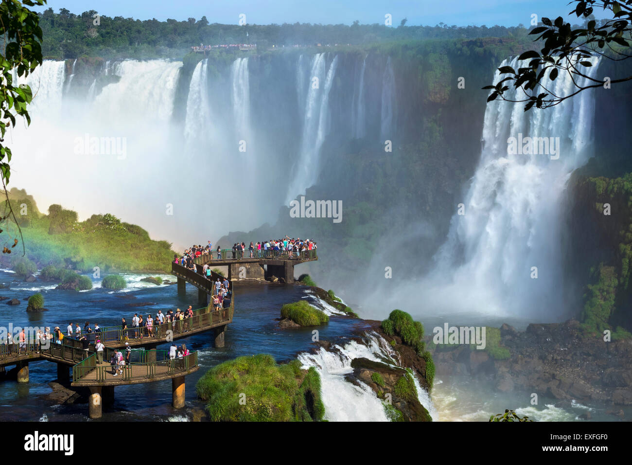 Les touristes à Iguazu Falls, l'une des grandes merveilles naturelles, près de la frontière de l'Argentine et le Brésil. Banque D'Images