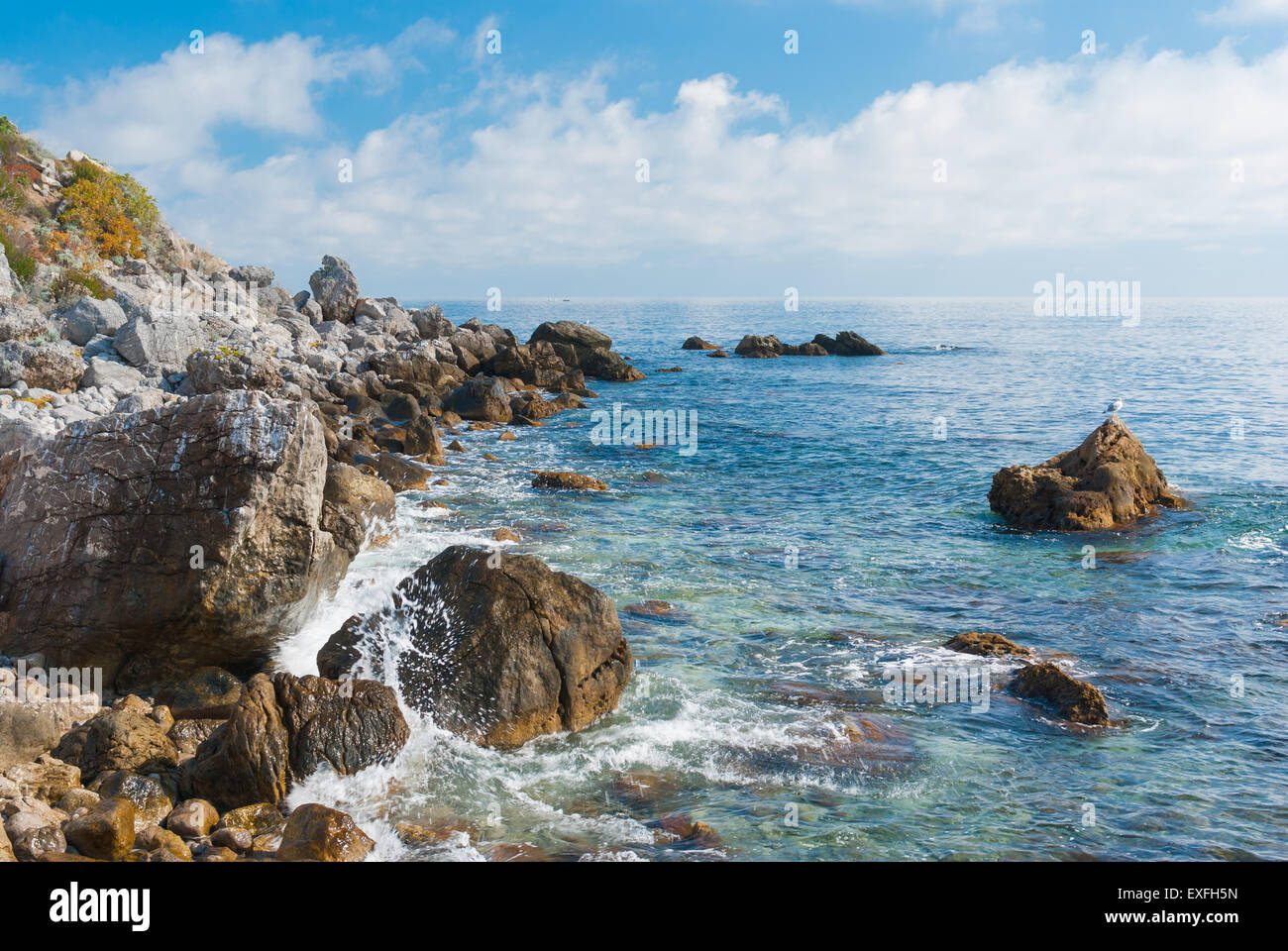 L'eau sauvage de la mer Noire-scape - côte de Crimée Banque D'Images