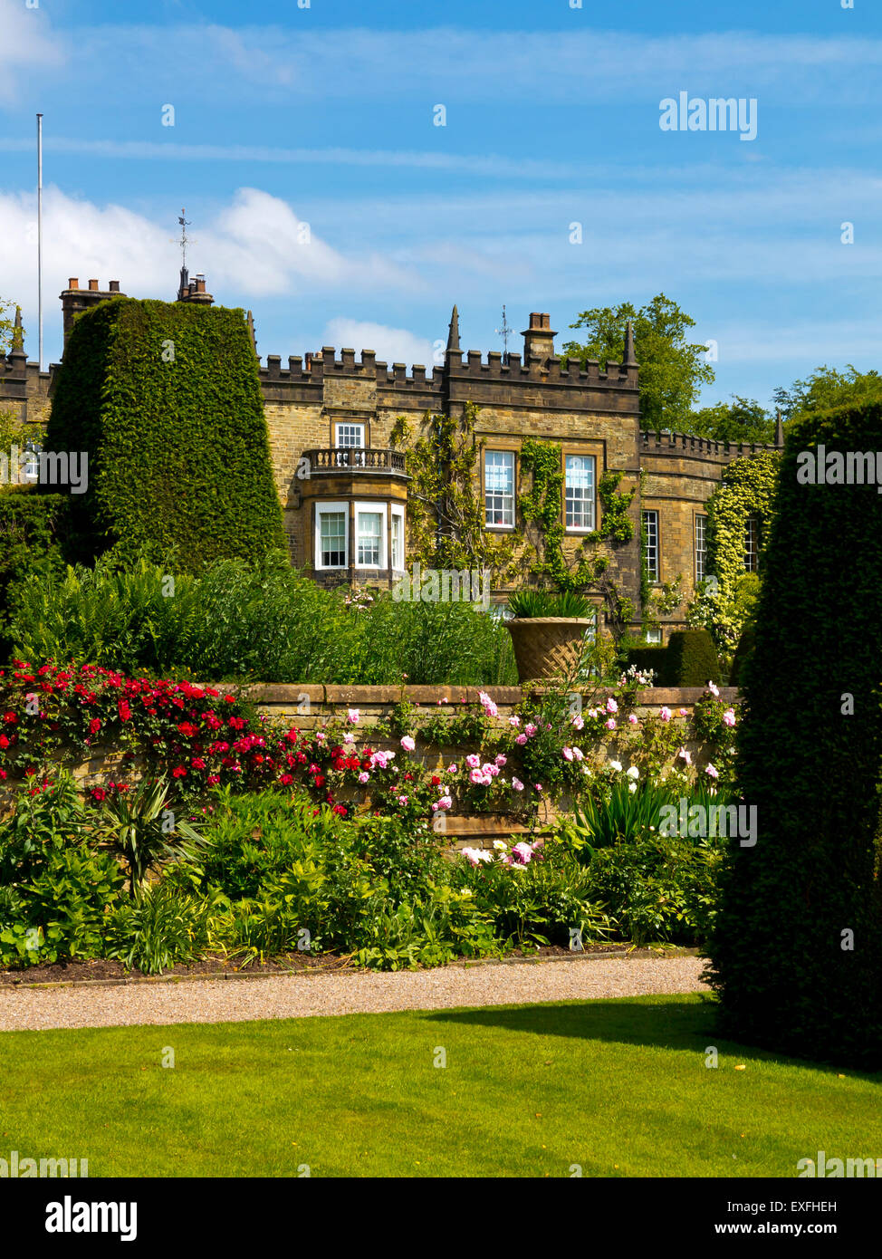 Le jardin en été à Renishaw Hall, Derbyshire, Angleterre, Royaume-Uni Banque D'Images