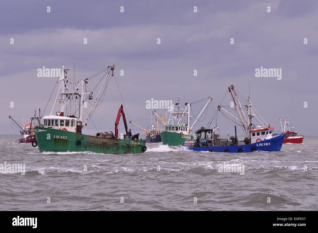 Bateaux de pêche coquiller 'prop-lave' dans le lavage, au large de la port de Boston, Lincolnshire, Royaume-Uni. Banque D'Images