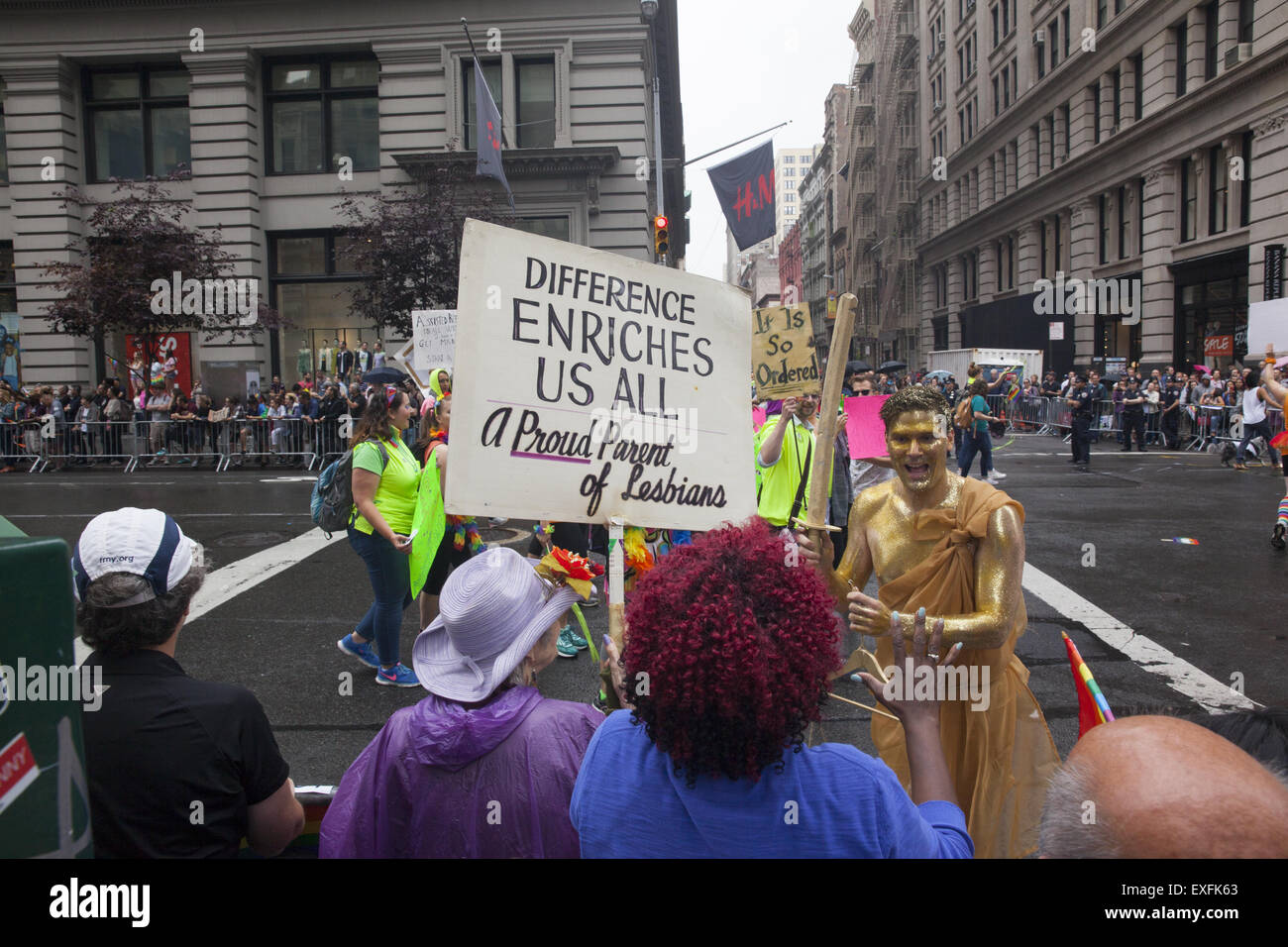 2015 gay Pride Parade sur 5th Ave. NYC jours après que la Cour suprême des États-Unis a déclaré le mariage gay légal dans les 50 États.Maman avec un signe disant, « fier parent des lesbiennes. » Banque D'Images
