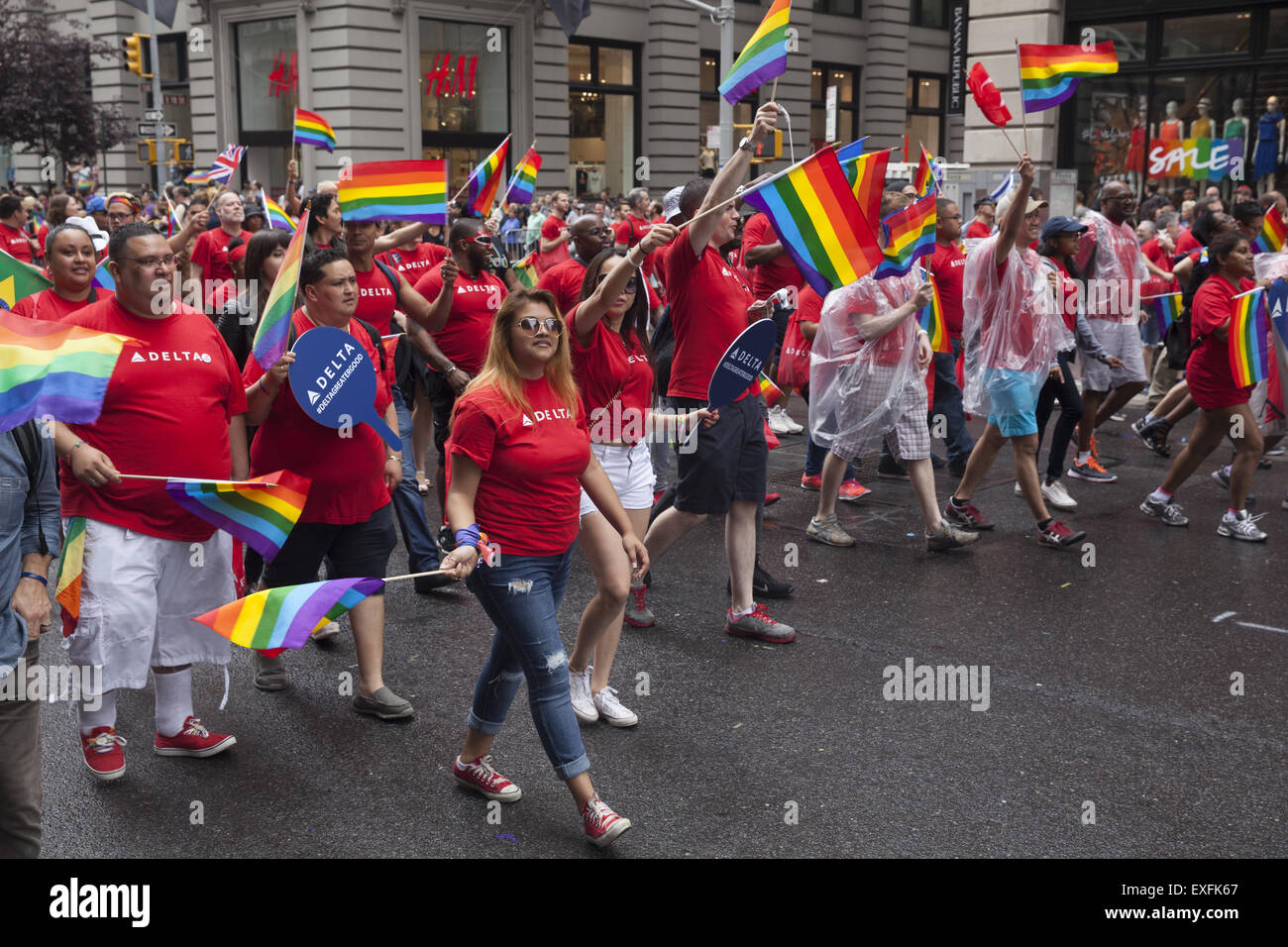 2015 Gay Pride Parade sur 5th Avenue NYC jours après la Cour suprême des États-Unis a déclaré le mariage gay légal dans les 50 États. Banque D'Images