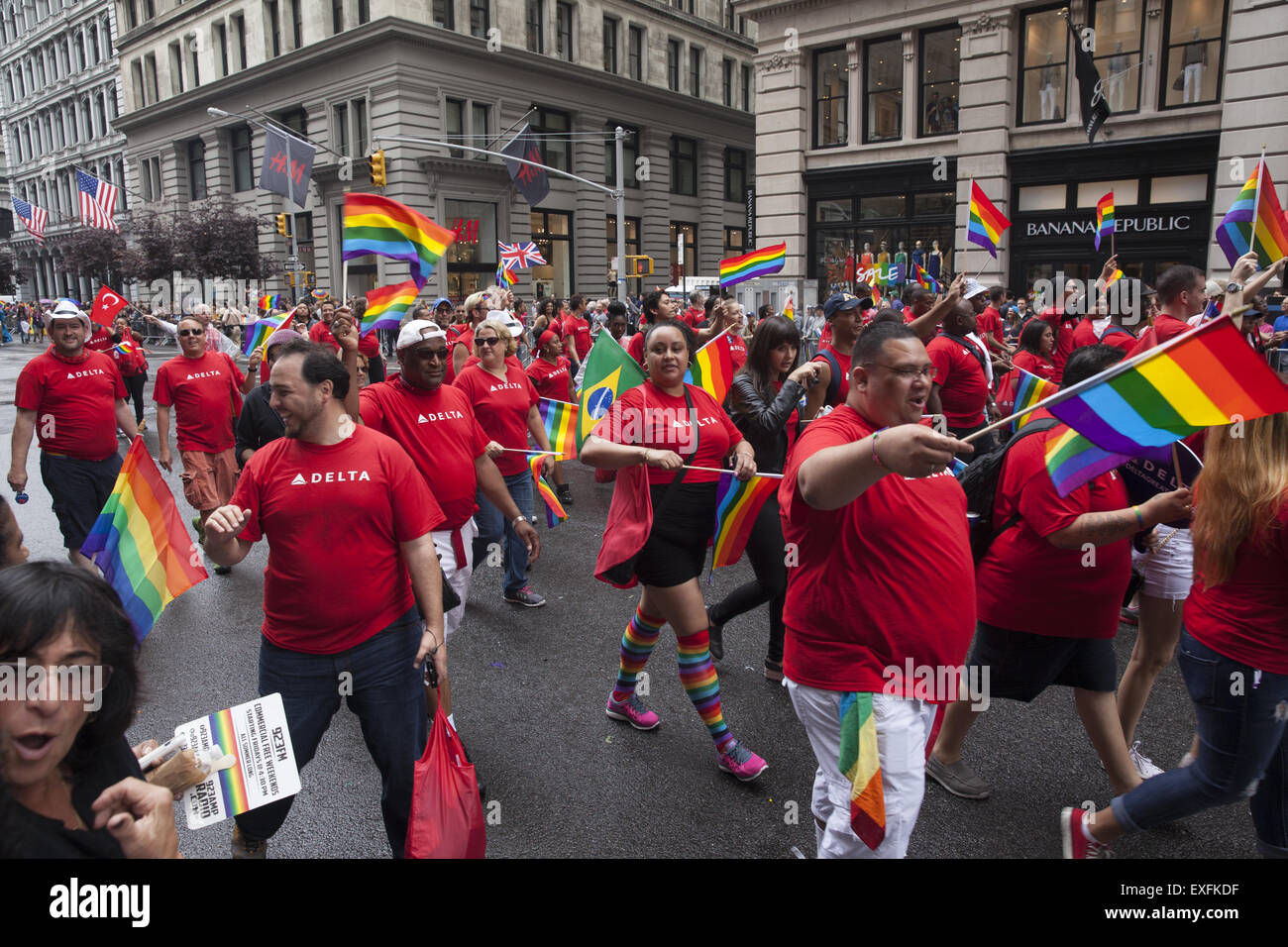 2015 Gay Pride Parade sur 5th Avenue NYC jours après la Cour suprême des États-Unis a déclaré le mariage gay légal dans les 50 États. Banque D'Images