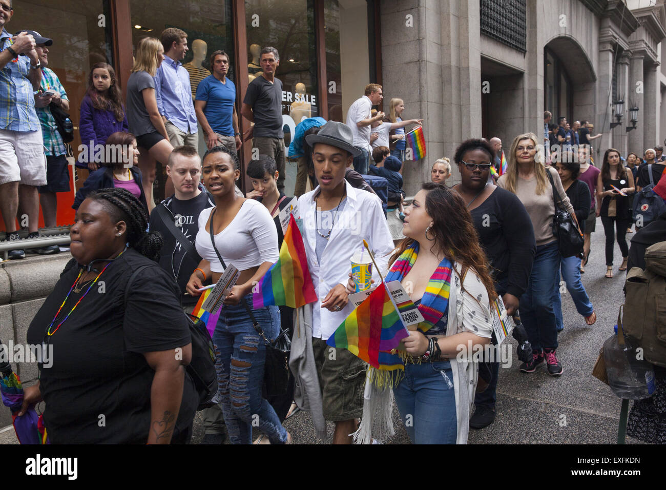 2015 Gay Pride Parade sur 5th Avenue NYC jours après la Cour suprême des États-Unis a déclaré le mariage gay légal dans les 50 États. Banque D'Images