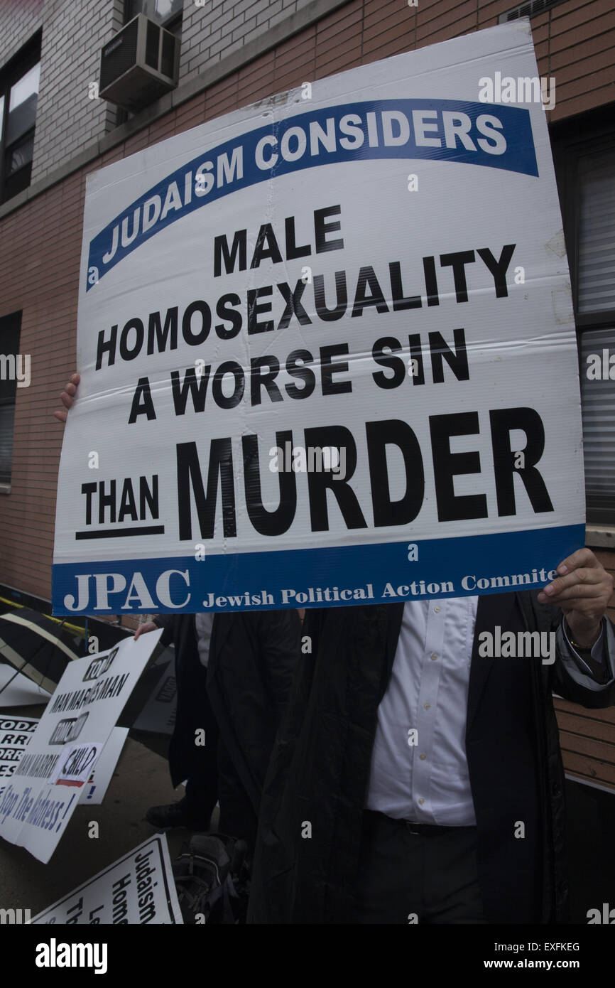 Les Juifs orthodoxes et les travailleurs mexicains payés jour payé à usurper leur protestation à la vie Gay Gay Pride Parade à Manhattan, New York. Banque D'Images