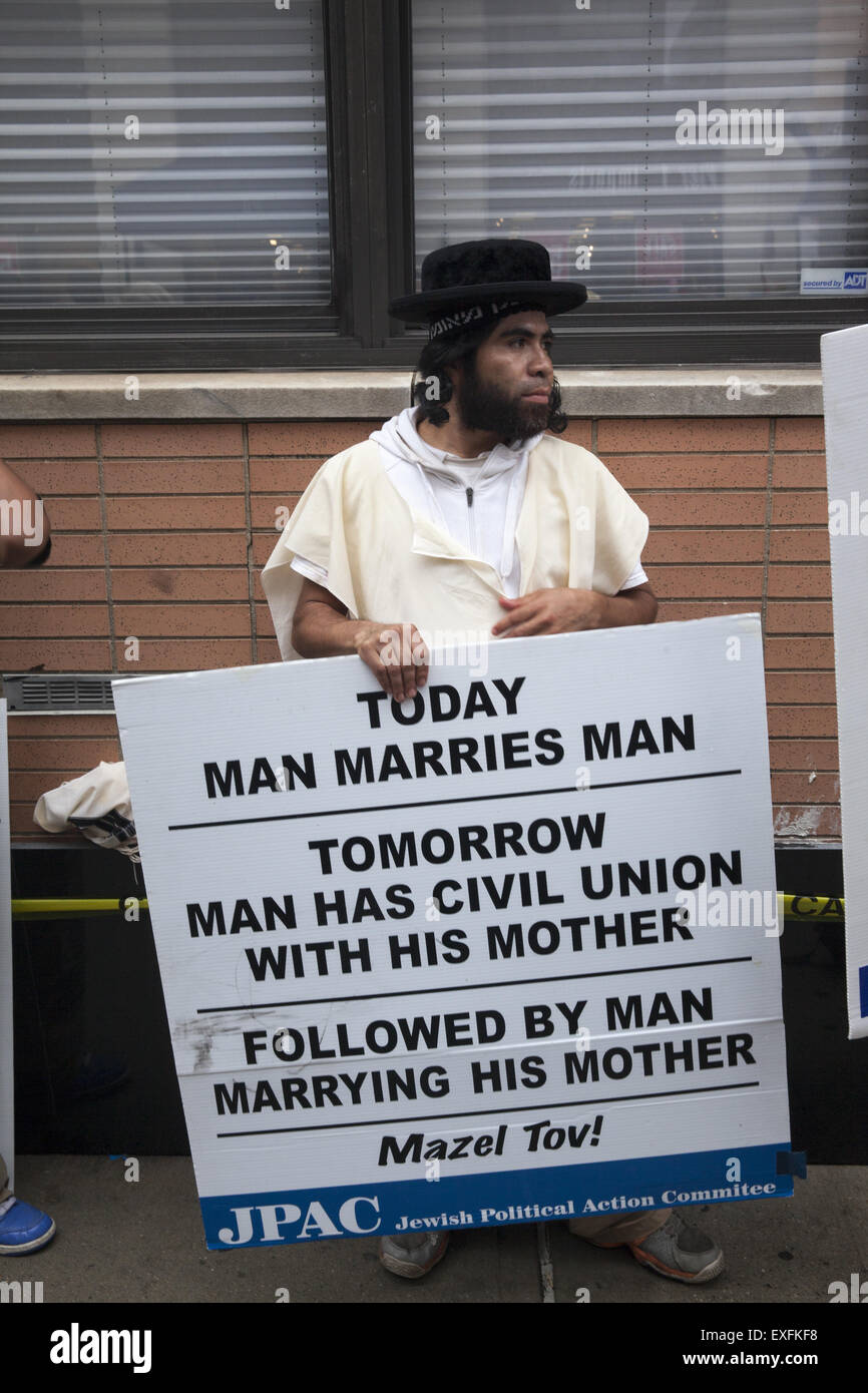 Les Juifs orthodoxes et les travailleurs mexicains payés jour payé à usurper leur protestation à la vie Gay Gay Pride Parade à Manhattan, New York. Banque D'Images