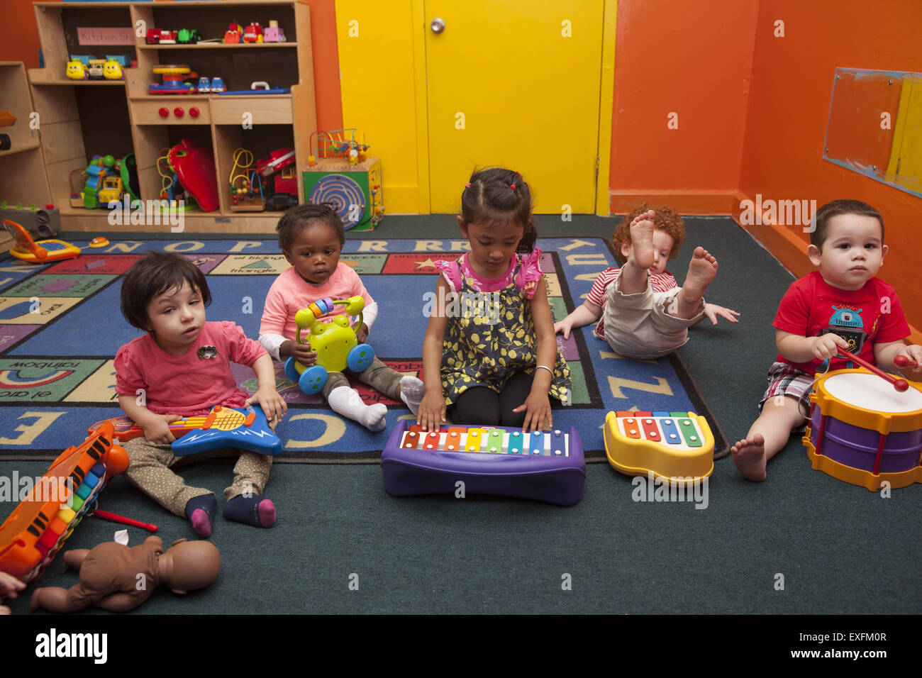 Camp de jour préscolaire programme dans le quartier de Kensington multiethnique de Brooklyn, New York. Banque D'Images