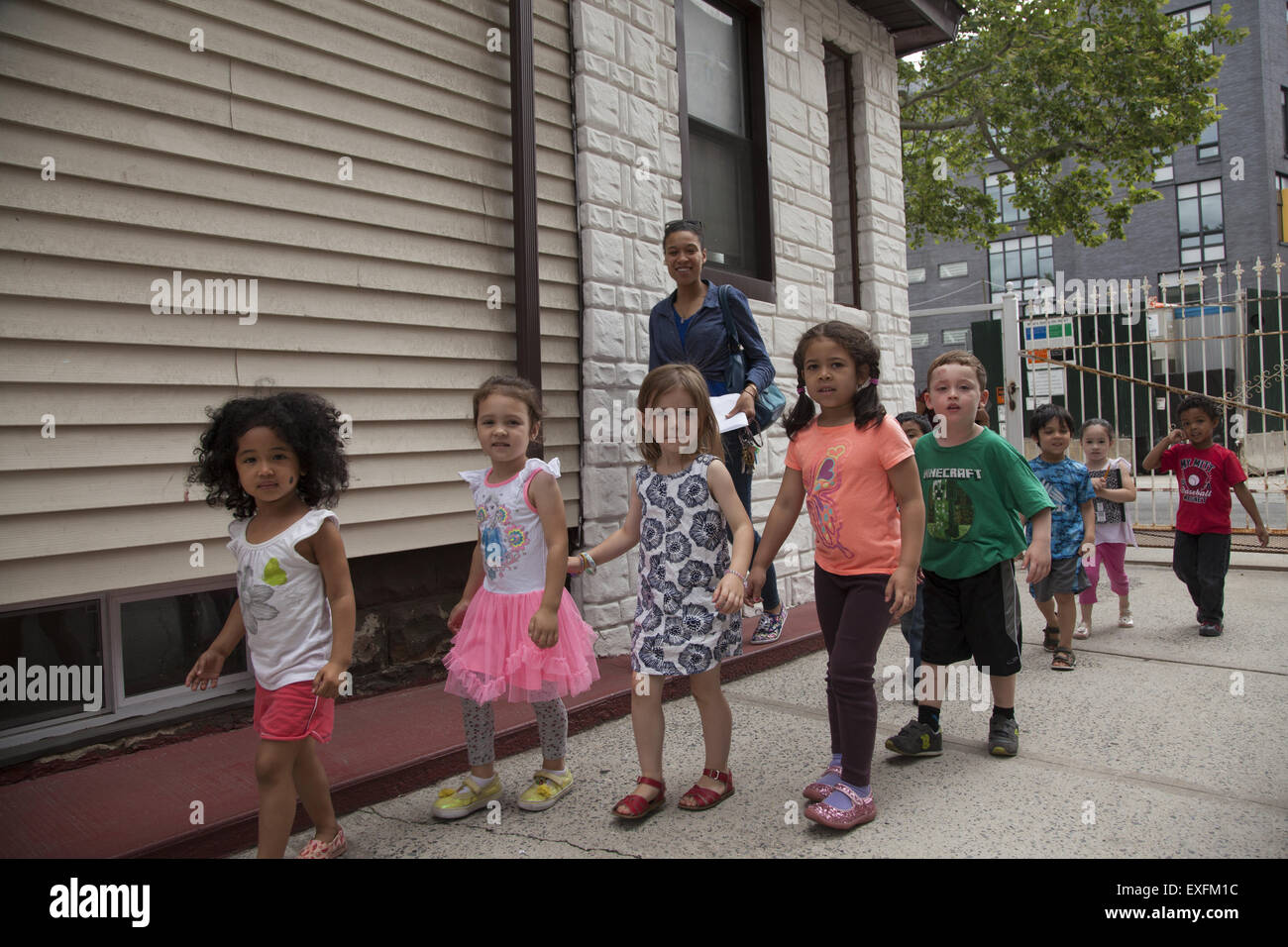 Camp de jour préscolaire programme dans le quartier de Kensington multiethnique de Brooklyn, New York. Banque D'Images
