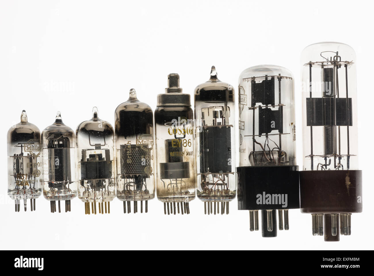 Collection de vieux tubes à vide de verre utilisé dans les émissions de radio et de télévision au début des amplificateurs à tube cathodique avec anode et cathode filament collectors Banque D'Images