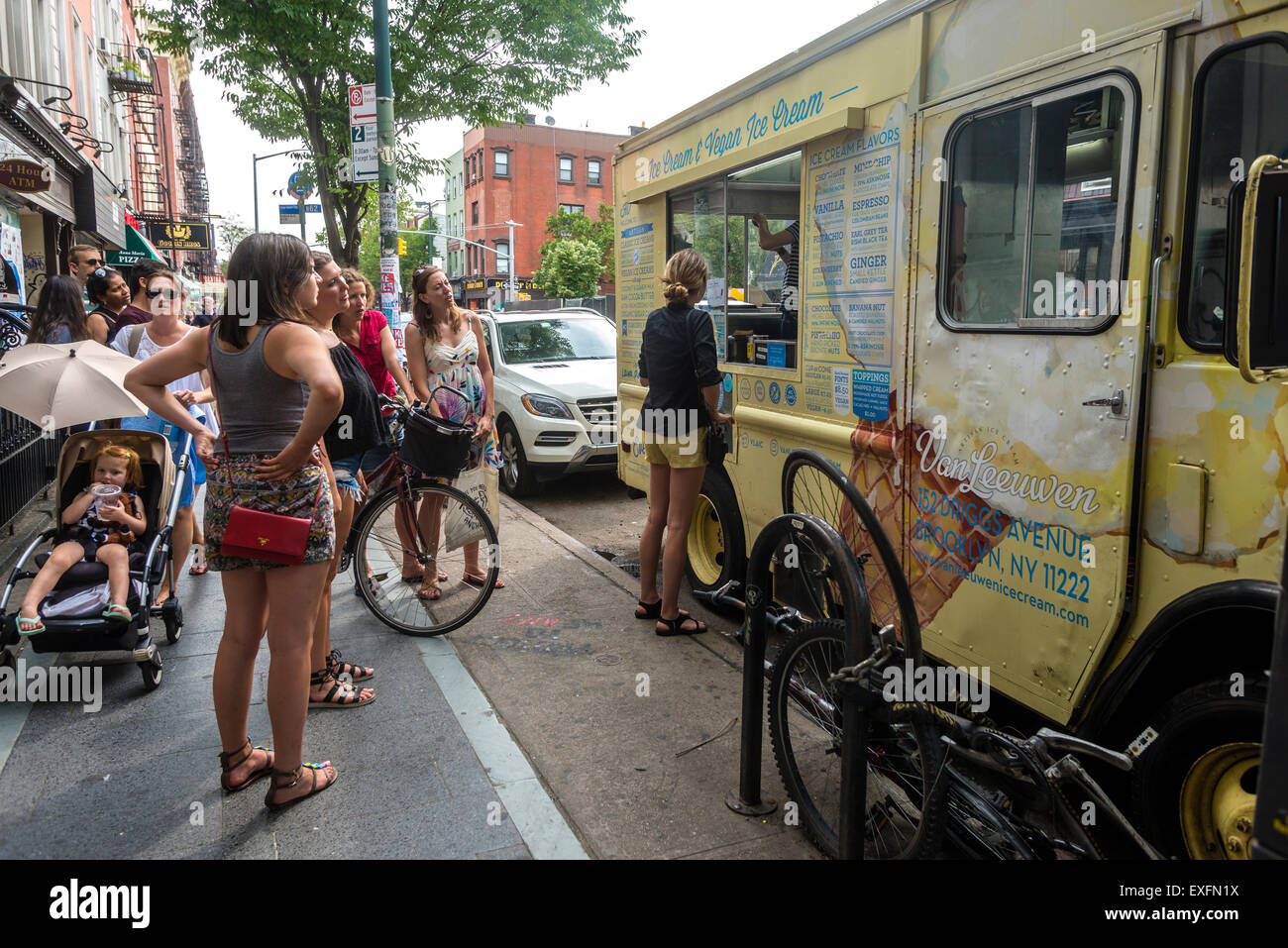 Brooklyn, New York - 12 juillet 2015 - Les gens en file d'attente pour de la crème glacée sur Bedford Avenue, dans le quartier de Williamsburg, New York City ©Stacy Walsh Rosenstock/Alamy Banque D'Images