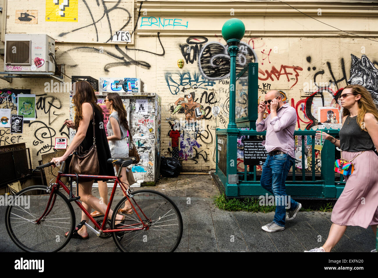 Brooklyn, New York - 12 juillet 2015 Williamsburg, scène de rue 7e Rue Nord près de Bedford Avenue ©Stacy Walsh Rosenstock/Alamy Banque D'Images