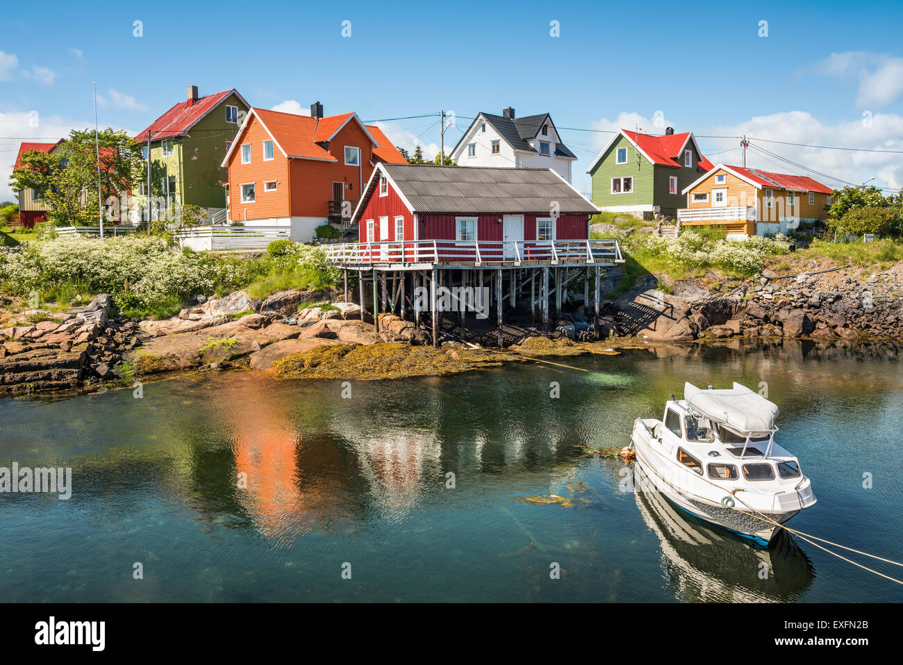 Village de pêcheurs de Henningsvaer îles Lofoten, Norvège, avec des bâtiments en bois coloré typique Banque D'Images