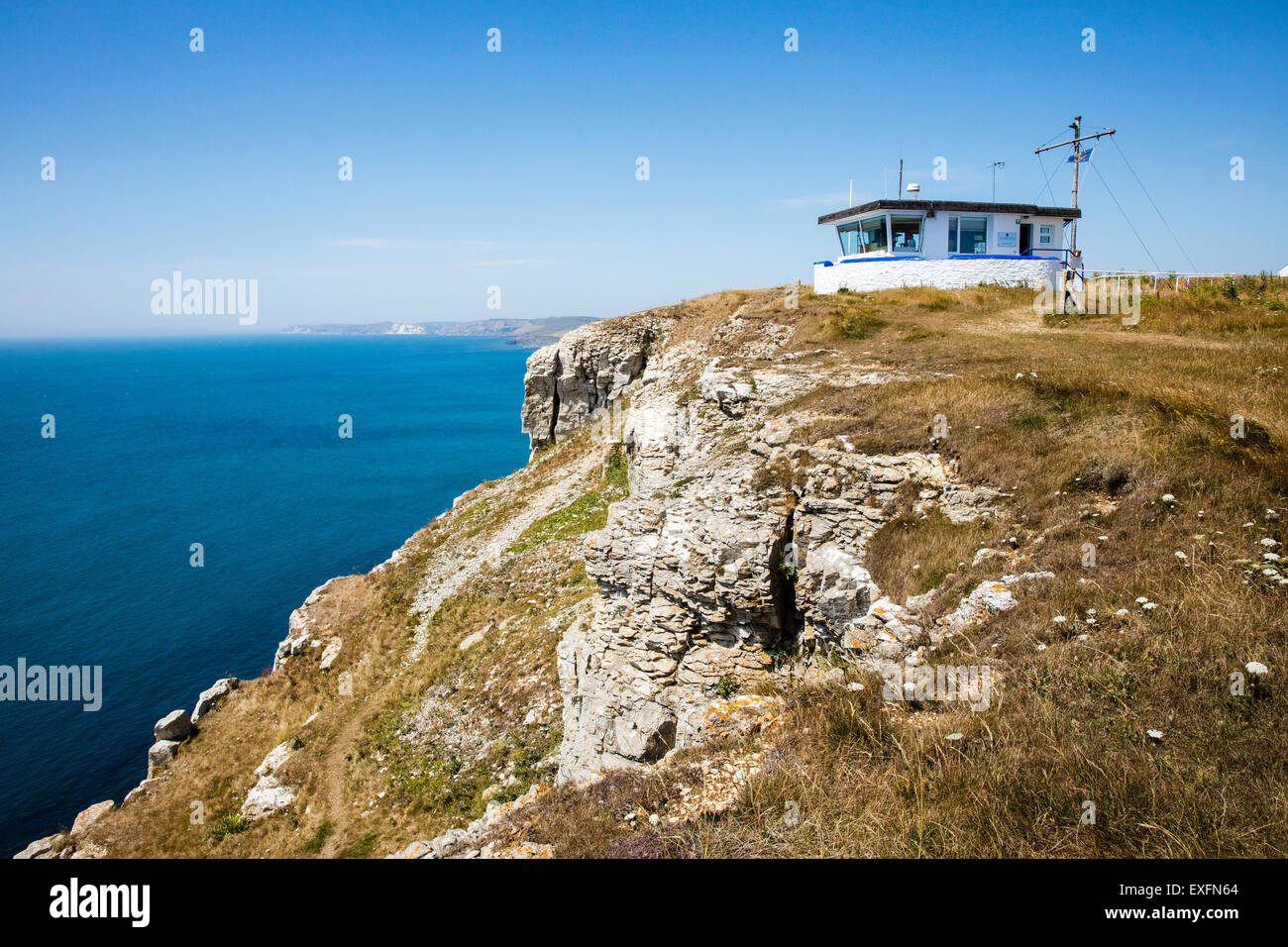 La station de surveillance de la Garde côtière canadienne à l'heure actuelle gérées par des bénévoles sur les falaises au-dessus de la Manche à St Aldhelm's Head Dorset UK Banque D'Images