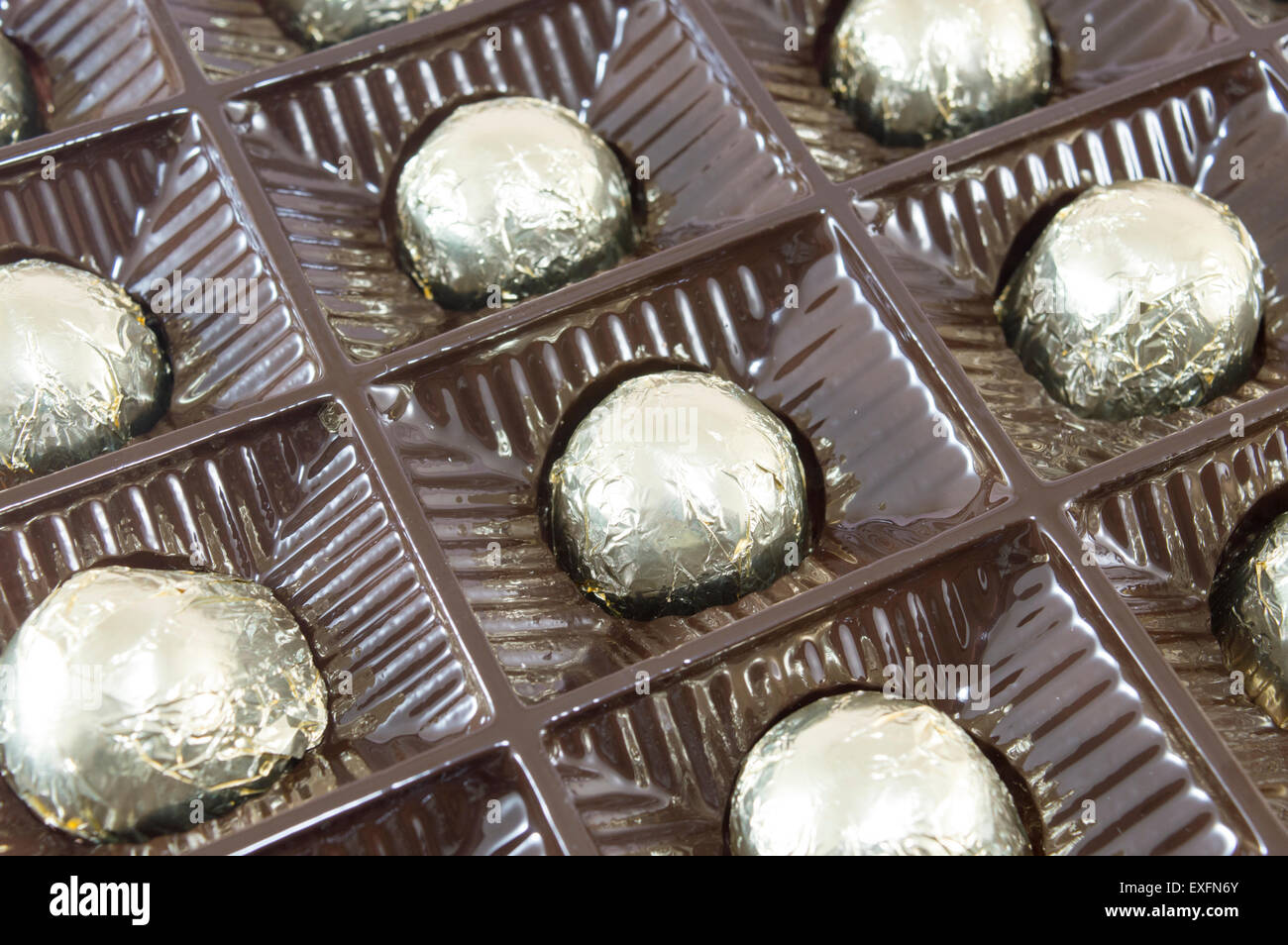 Bonbons de chocolat emballés dans des emballages de couleur d'or Banque D'Images