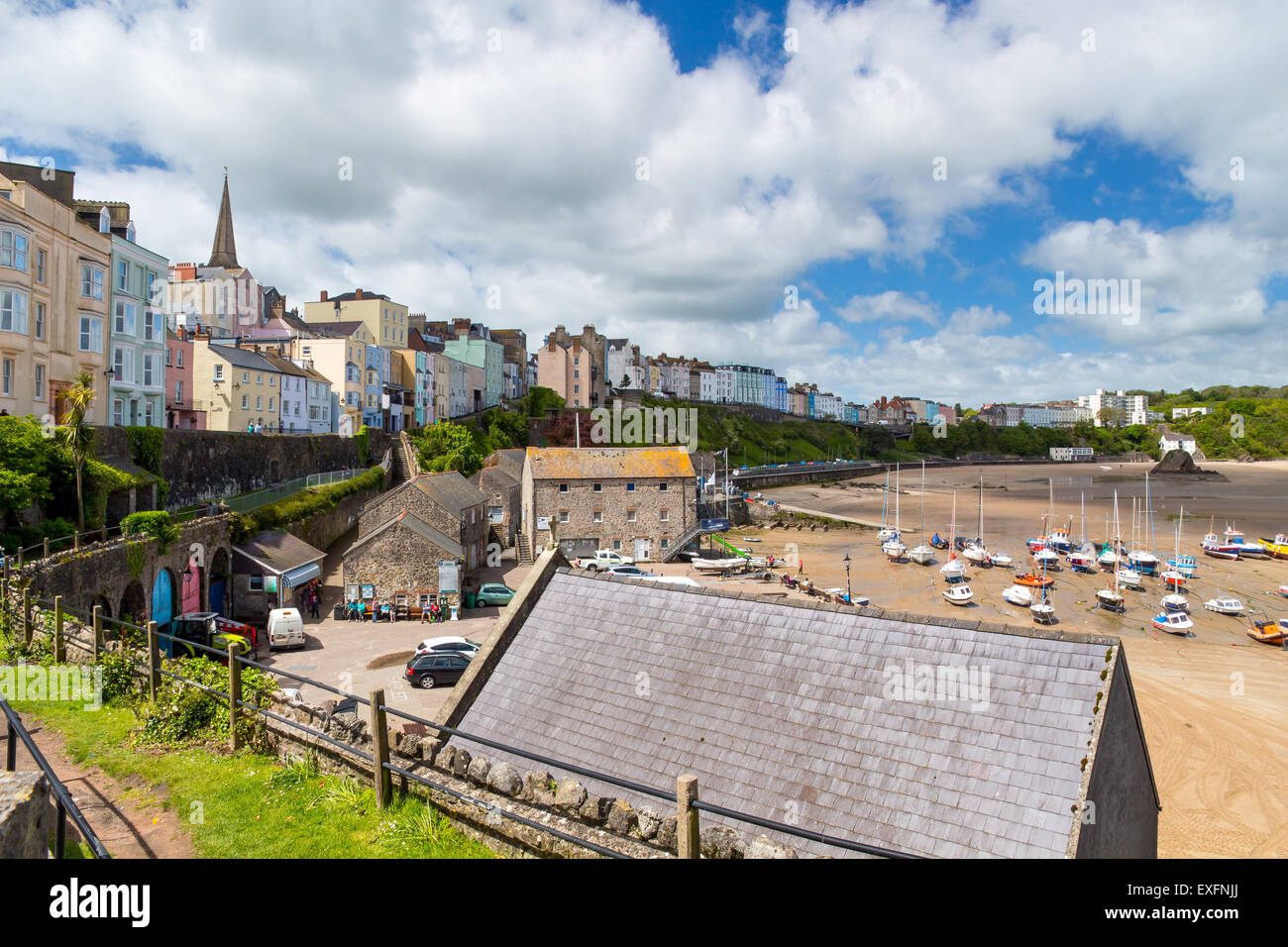 Donnant sur la baie de Carmarthen en Port de Tenby, Pembrokeshire, Pays de Galles du sud-ouest de l'Europe, Royaume-Uni Banque D'Images