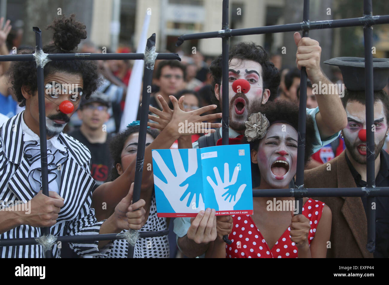 Sao Paulo, Brésil. Le 13 juillet, 2015. Les membres des organisations sociales et de gauche, participer à une protestation contre un amendement constitutionnel qui diminue la responsabilité du crime pour l'âge de 18 à 16 ans, à Sao Paulo, Brésil, le 13 juillet 2015. Credit : Rahel Patrasso/Xinhua/Alamy Live News Banque D'Images