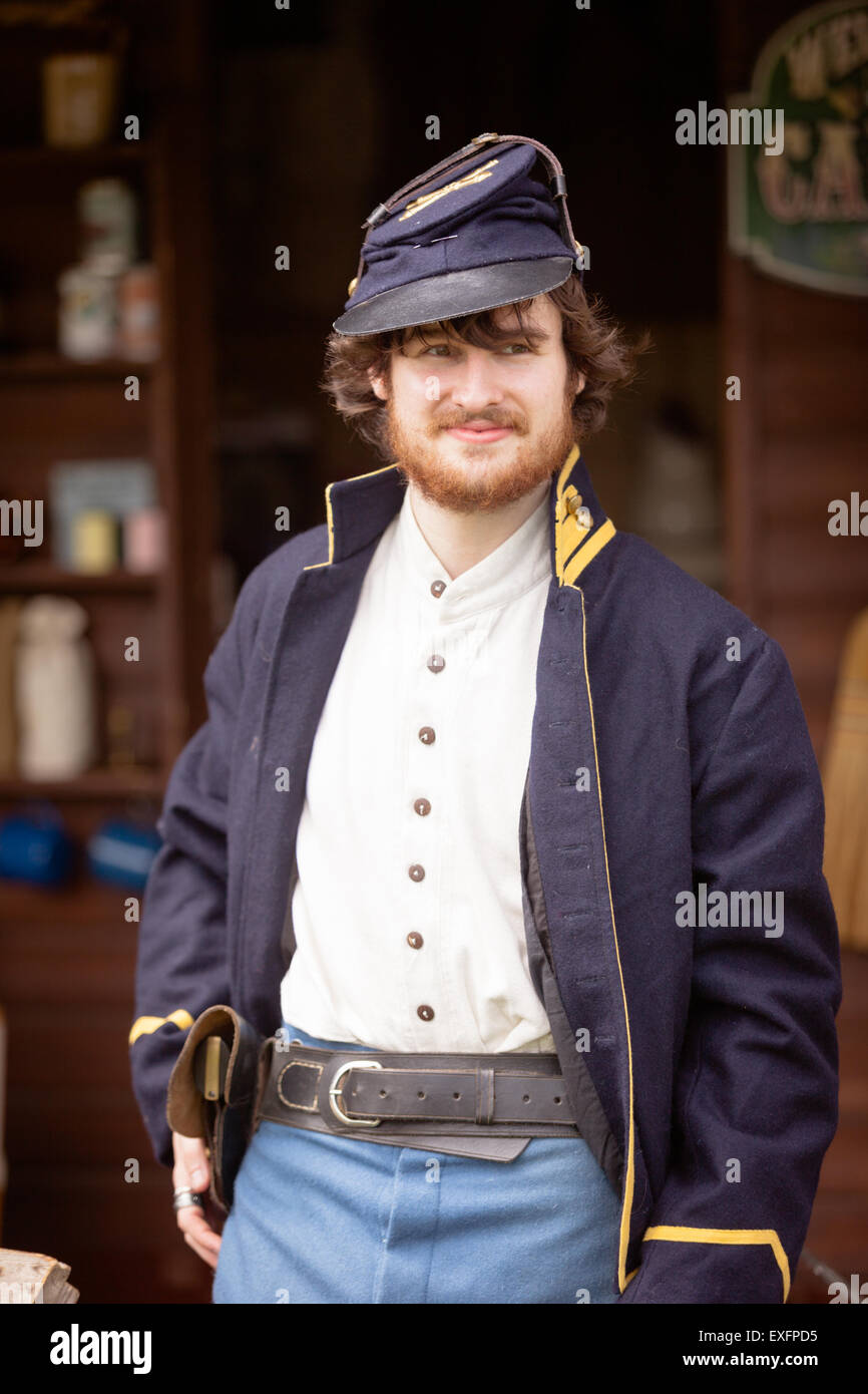 Jeune homme vêtu de vêtements à partir de la guerre civile la guerre civile américaine, au cours d'une stars and stripes car show, uk Banque D'Images
