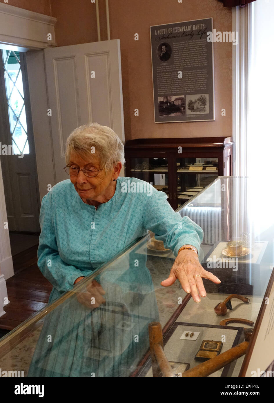 Un guide touristique en robe période souligne les éléments dans une vitrine à l'Administration centrale de Stonewall Jackson Museum Banque D'Images