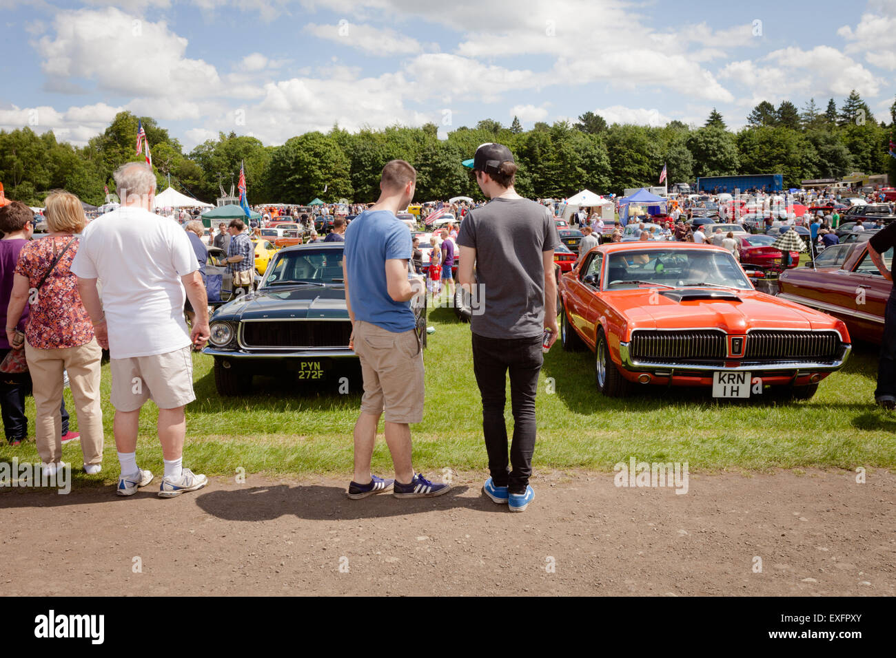 Les personnes qui visitent un classique American car show au Royaume-Uni Banque D'Images