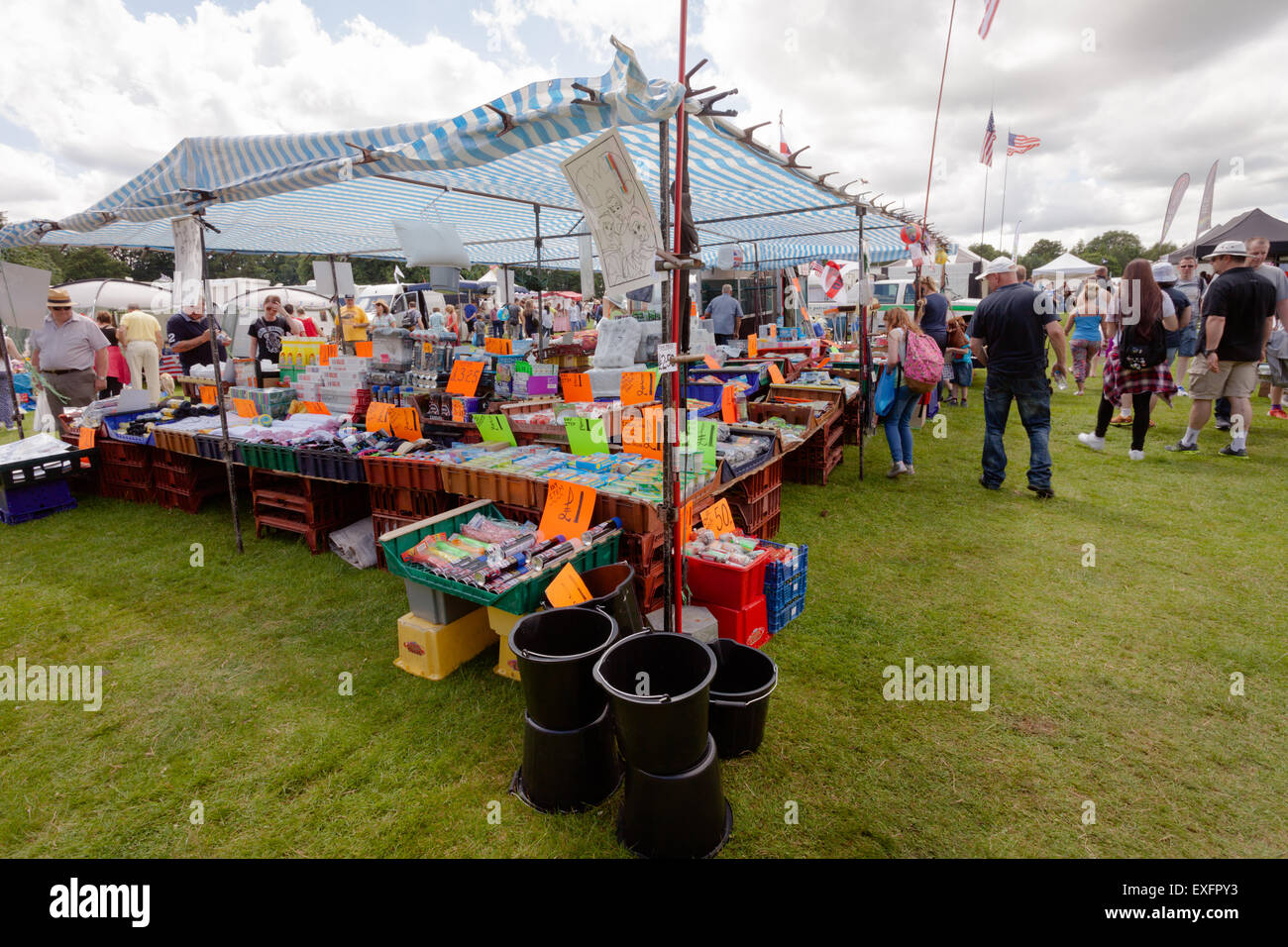 Une échoppe de marché à un salon de voitures, la vente de pièces détachées et d'outils, UK Banque D'Images