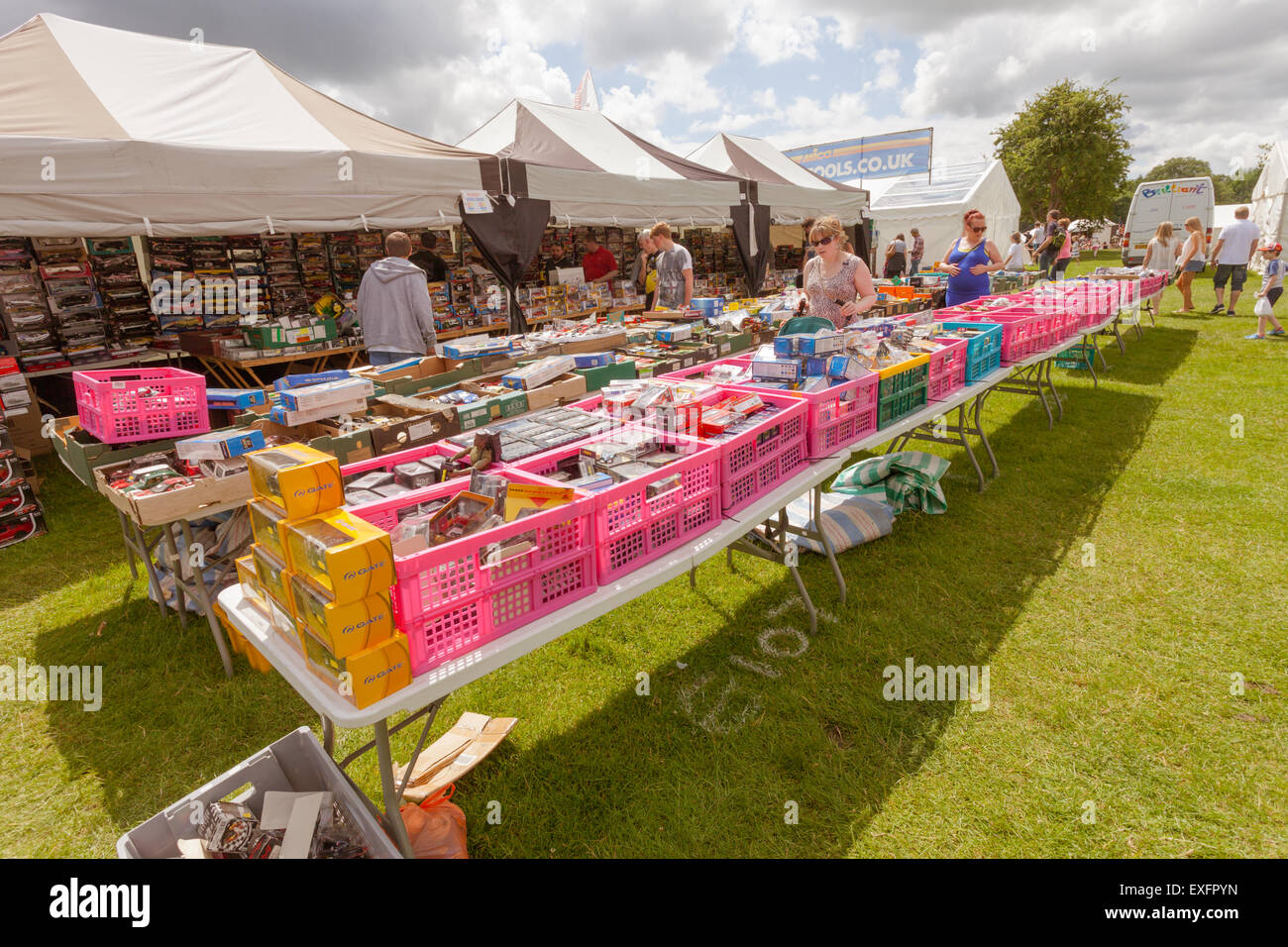 Une échoppe de marché à un salon de voitures, la vente de pièces détachées et d'outils, UK Banque D'Images