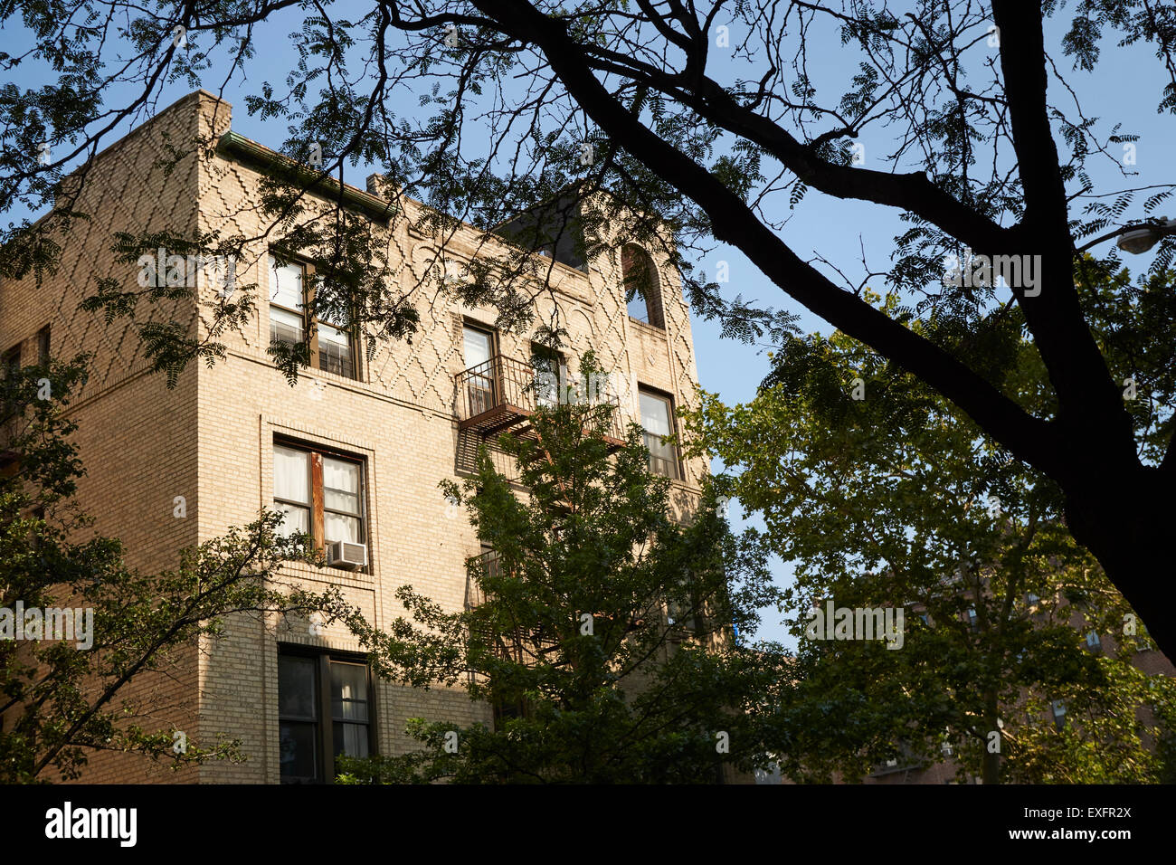 Apartment Building, Sunnyside, Queens, New York, USA a également appelé un bloc d'appartements Banque D'Images Apartment Building, Sunnyside, Queens, New York, USA a également appelé un bloc d'appartements Banque D'Images