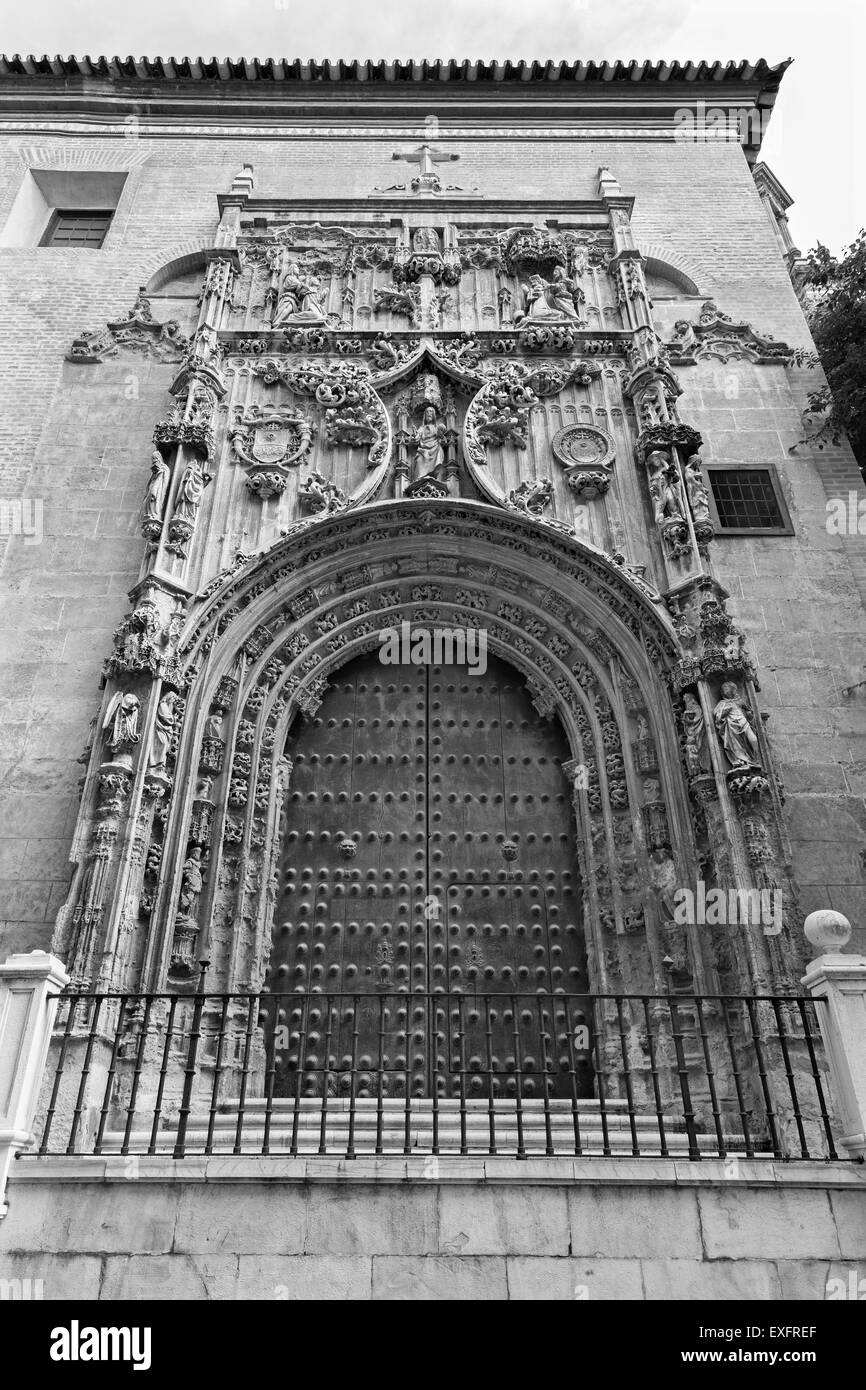 MALAGA, ESPAGNE - 31 MAI 2015 : Le portail gothique de la chapelle latérale de la cathédrale. Banque D'Images