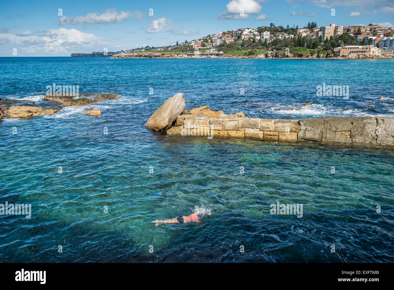 Homme natation, Coogee, Dunningham Park, Sydney, Australie Banque D'Images