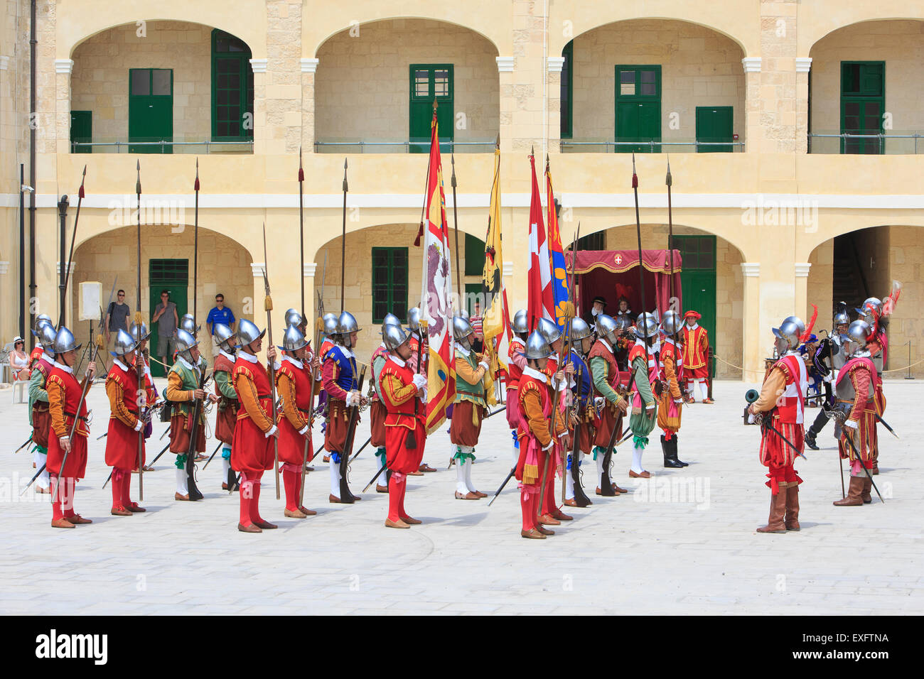 L'inspection de la garnison de Fort Saint Elmo par le Grand Bailli de La Valette, Malte Banque D'Images