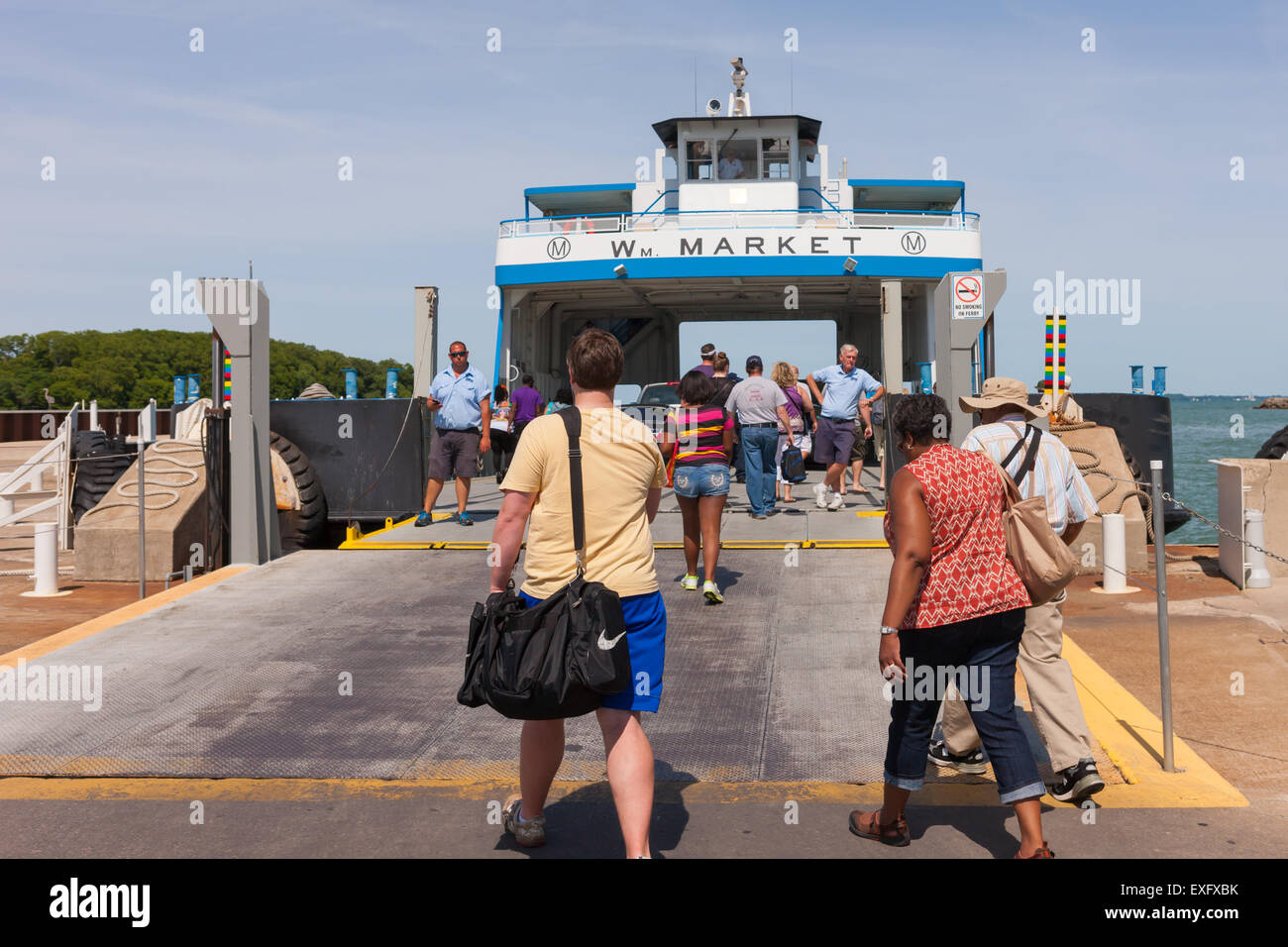 Les passagers à bord du ferry de Put-in-Bay à la gare maritime à Catawba Island, Ohio. Banque D'Images